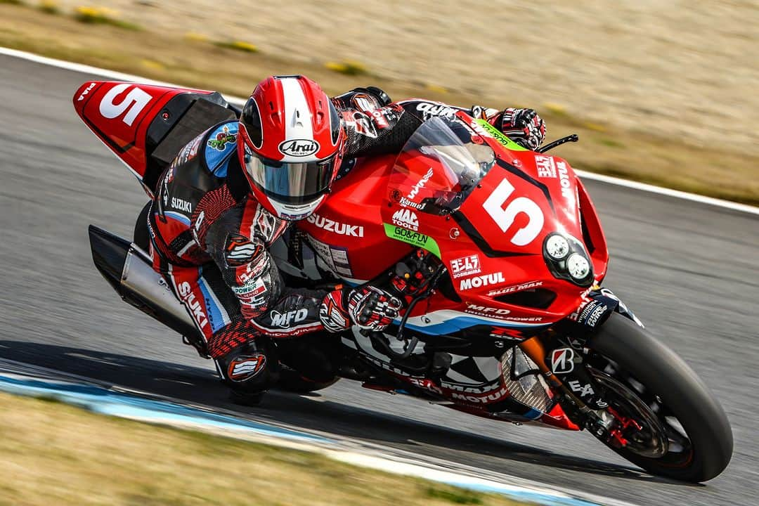 MOTUL Japanのインスタグラム：「【今週末はもてぎ2&4レース】 . 今週末にモビリティリゾートもてぎで国内最高峰のロードレース JSB1000 Rd.5と国内最高峰のフォーミュラレース SUPER FORMULA Rd.7,ツーリングカーレースのTCR Japanが併催されるもてぎ2＆4が開催されます。 . 1か所で2輪車と4輪車の最高峰2種のレースとTCRのレースが見られるモータースポーツファンにはたまらないイベント。 . 明日は8/19バイクの日、バイクでサーキットに向かうのもいいですね。 . 写真はJSB1000に参戦中のYOSHIMURA SUZUKI RIDEWIN（@yoshimura_suzuki_ridewin ）で亀井雄大選手(@marukame_motor_bike )がライドするGSX-R1000R!!! . @yoshimura_japan_official  @yukio71kagayama  #Motul  #MOTULJapan  #PoweredByMotul  #YoshimuraSuzukiRidewin  #yoshimura  #motegi2and4race  #jsb1000  #gsxr1000r」