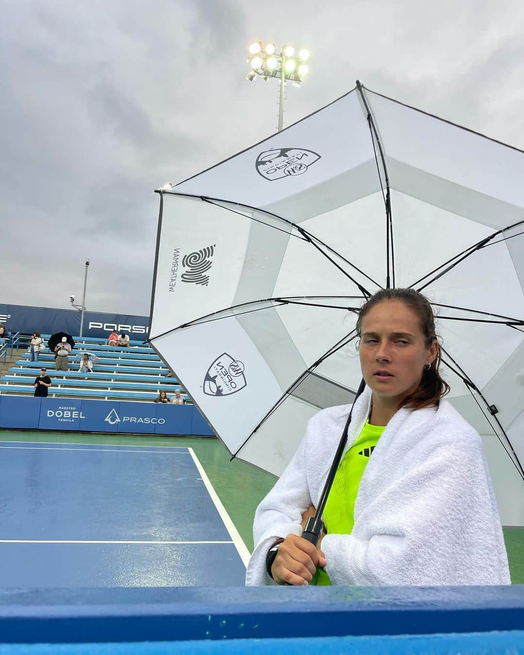 ダリア・カサトキナさんのインスタグラム写真 - (ダリア・カサトキナInstagram)「Most random photo I have from a tennis match. 2nd pic said it all🙄 #weneedroof」8月18日 22時00分 - kasatkina