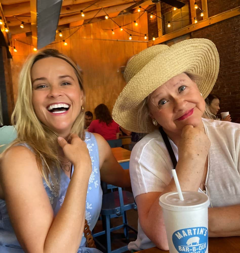 リース・ウィザースプーンのインスタグラム：「Happy Birthday to the best mom I could ever dream of!  Thank you for always believing in my dreams and cheering me on... and making me Laugh everyday. I love you , Mama! 💗🌸🤗」