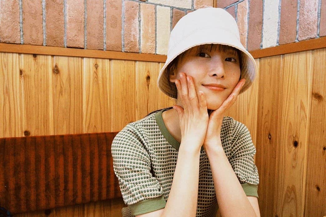 松井玲奈のインスタグラム：「最近よく、撮影の合間にコメダ珈琲に行く。 コメダ何にもせずにボケーっとするに限るよね。 お気に入りは、ミルクコーヒーとコメチキなんだけど、写真はシロノワール笑」