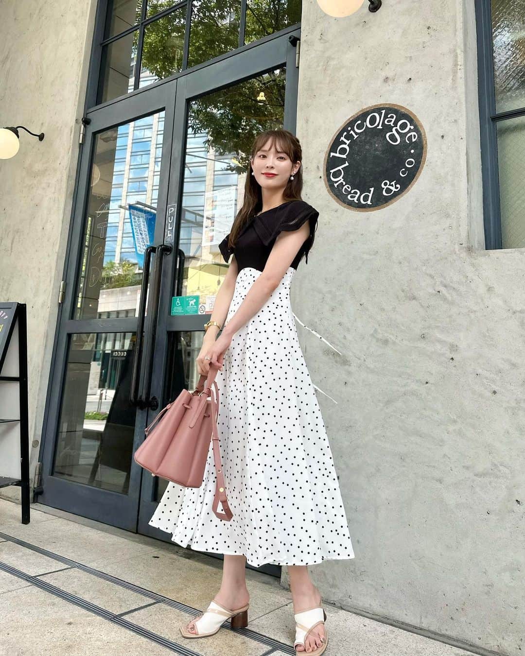 磯田 ひかる(Hikaru Isoda) のインスタグラム：「こんばんは🥰🫶 金曜日ですね〜！ 今週もお疲れ様でした♥  今日と明日はYouTubeアップ日なので要チェック✔︎︎︎︎  この日はビッグカラーのドッキングワンピを着ていました！ 後ろがシャーリングされていてサイズ調整できるのも💖🙆‍♀️  【着用アイテム】 Dress @tocco_closet  【ZOZO限定】ビックカラーバックレースアップドッキングワンピース ブラック ¥5,610税込  Bag @polene_paris   ------------------------------ picaru：162cm / 骨格ウェーブ 1st ブライトスプリング 2nd ブライトサマー  大人可愛いスタイルアップコーデ ヘアメイクを合わせた トータルスタイリングを提案🤍  不定期にストーリーで ファッションお悩み相談募集中🥰 ------------------------------  他の投稿を見る→【@picaruuu】」