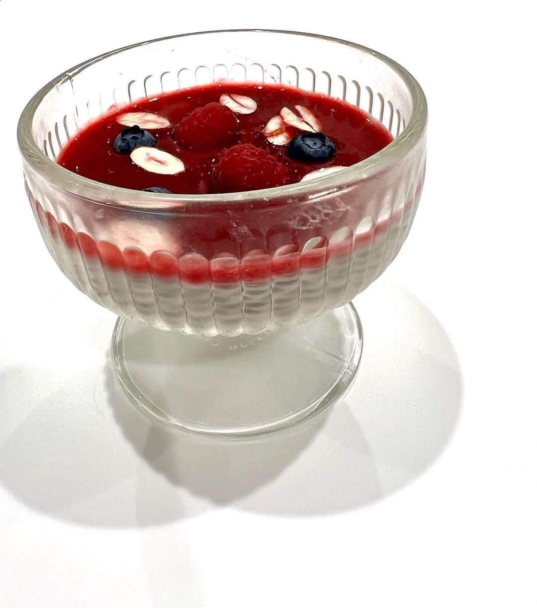 Rosebakeryginzaさんのインスタグラム写真 - (RosebakeryginzaInstagram)「Chia Pudding   夏季限定、チアシードとオーツミルクを使ったプディングです。 チアシードとは、中南米を原産とするシソ科のチアと呼ばれる植物の種。栄養価が高く、スーパーフードとも言われています。 チアシードの特徴を活かして、自然に固まらせ、ラズベリーのソースを添えました。凝固剤不使用、グルテンフリー、ヴィーガン対応です。 こちらは、イートインのみのご提供になります。  @rosebakeryjapan  @doverstreetmarketginza  #rosebakery #rosebakeryjapan  #rosenakeryginza  #rosebakerymarunouchi  #chiaseeds  #chiapudding  #glutenfree  #vegan  #doverstreetmarket  #doverstreetmarketginza  #ローズベーカリー #ローズベーカリー銀座 #ローズベーカリー丸の内  #ドーバーストリートマーケット #ドーバーストリートマーケット銀座  #チアシード #チアプディング #グルテンフリー #ヴィーガン」8月18日 22時05分 - rosebakeryjapan