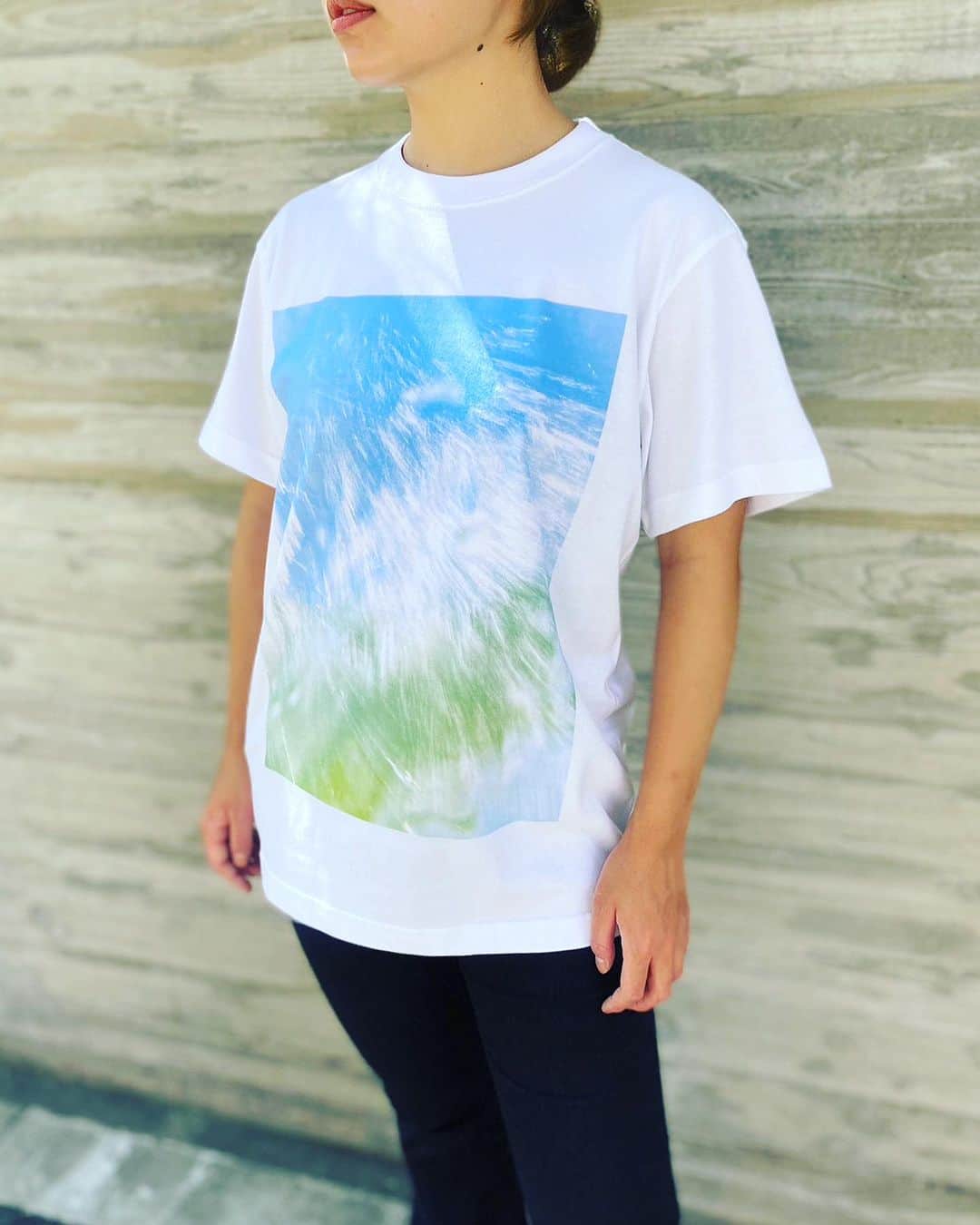 森本千絵さんのインスタグラム写真 - (森本千絵Instagram)「そして 【瞬-matataki】Tシャツ販売中♫  波好きにはたまらぬ 夏の一品！  親戚、goen°全員、桜井さんまで ご縁あるみんなの中でヒットしております。  #goen #tshirt #wave #surf #photo #ocean #water  #shunnatsui」8月18日 22時05分 - chiemorimoto_goen
