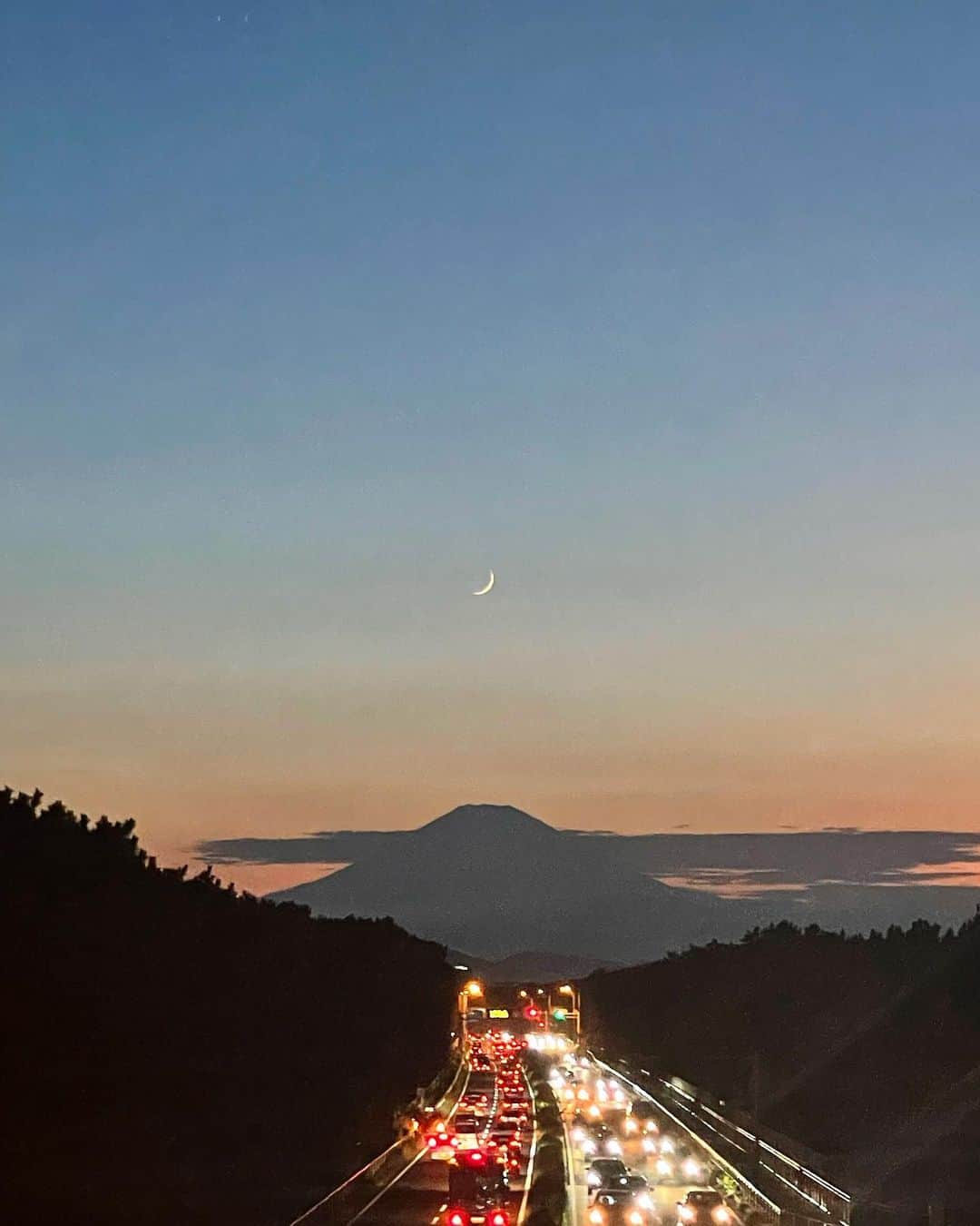 前川泰之のインスタグラム：「珍しく、  これは二日月？っていうのかな？ (わかる方いますか？)  綺麗なお月様が富士山の真上に見られました✨✨✨  こんな景色も、日々気持ちを浮き立たせてくれるものの一つ。たまらんのです😍  さ、明日も頑張ってこー👍🏻  #夕景　#富士山　#マジックアワー　#Mtfuji #海近生活 #熱中症対策 #しっかりと」