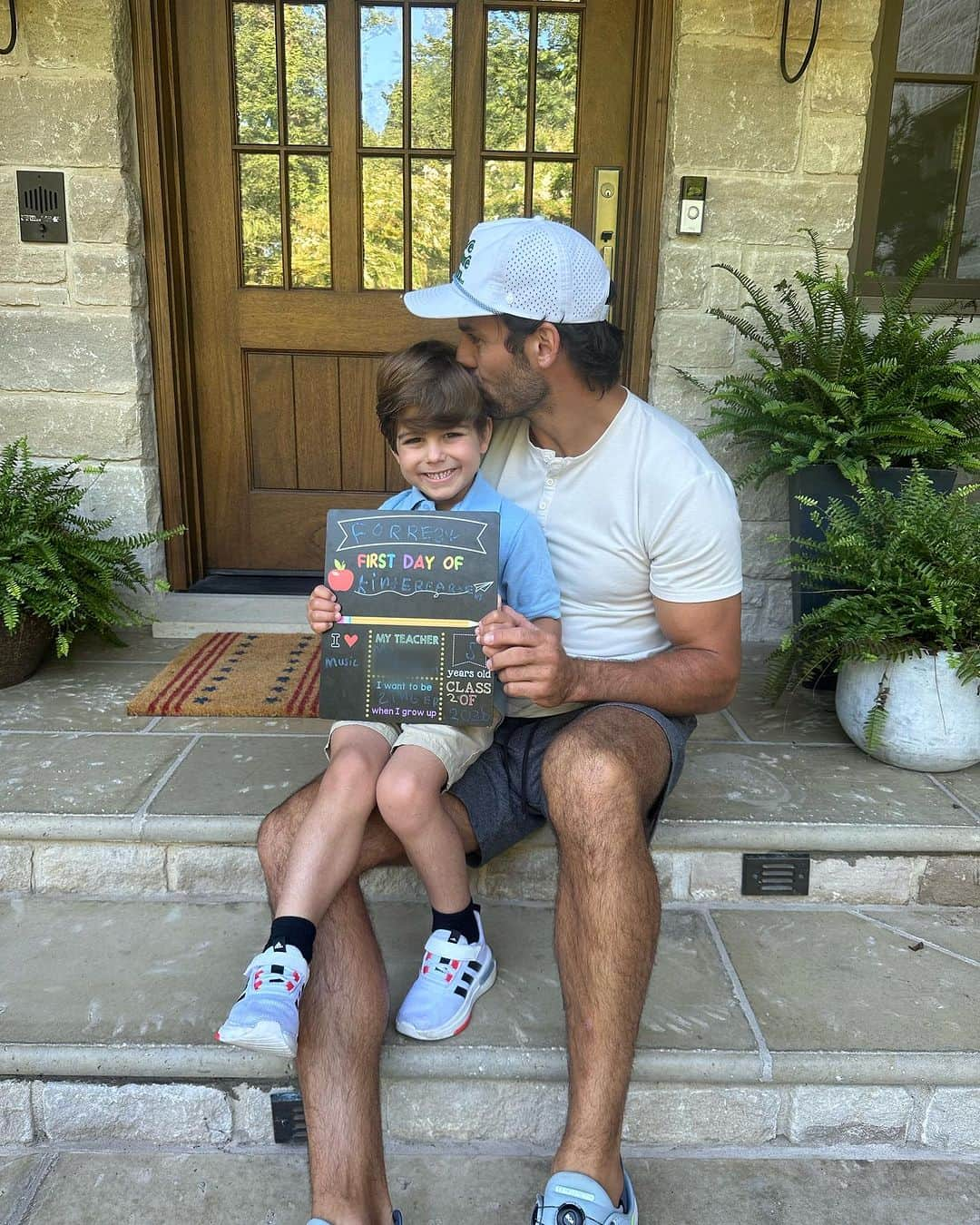 Jessie Jamesさんのインスタグラム写真 - (Jessie JamesInstagram)「Forresty!! Our sweet baby boy is officially a kindergartener 🥹🥹🥹 and what a lucky duck he gets to see his bff cousin Brooklyn everyday 💙」8月18日 22時06分 - jessiejamesdecker