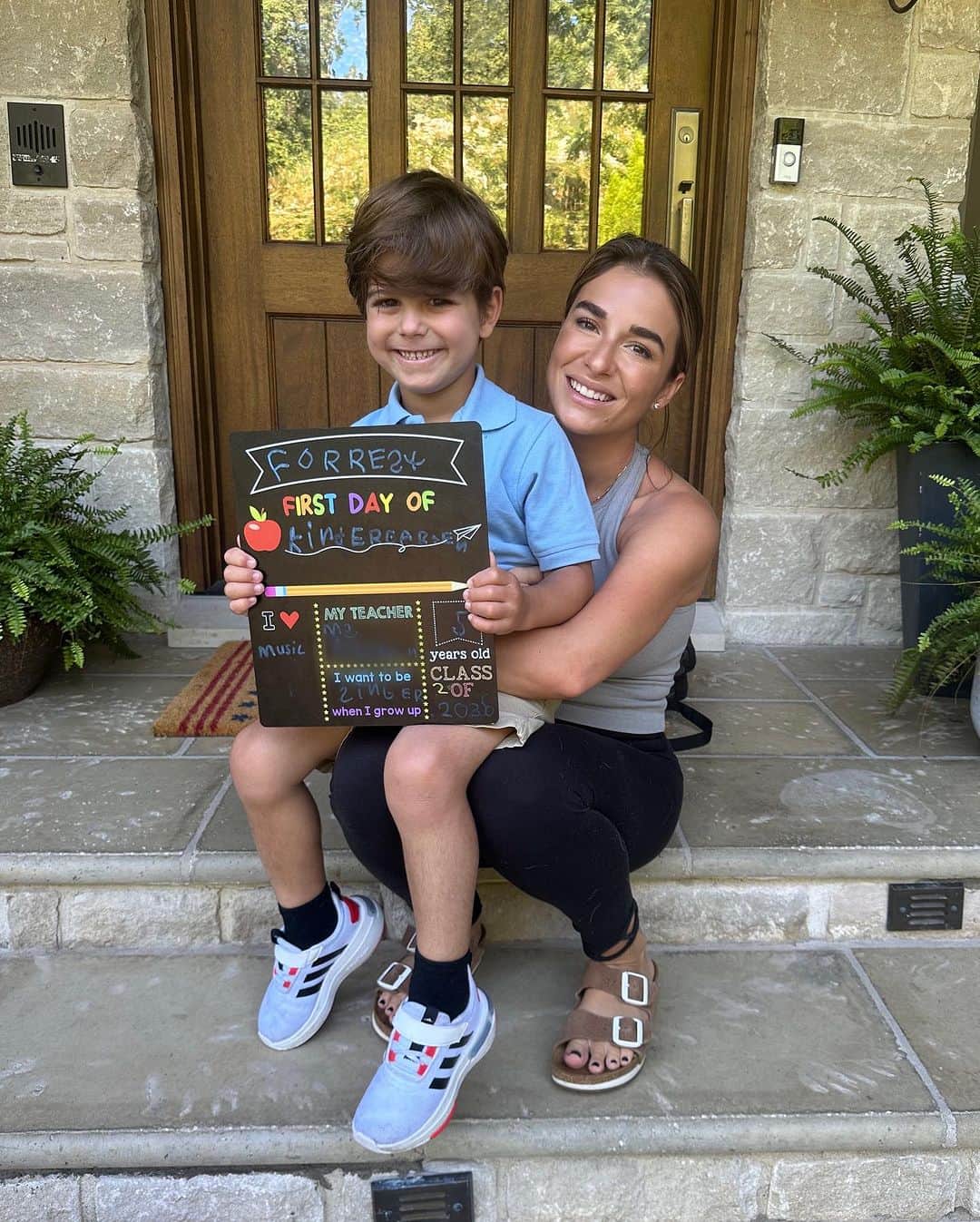 Jessie Jamesさんのインスタグラム写真 - (Jessie JamesInstagram)「Forresty!! Our sweet baby boy is officially a kindergartener 🥹🥹🥹 and what a lucky duck he gets to see his bff cousin Brooklyn everyday 💙」8月18日 22時06分 - jessiejamesdecker
