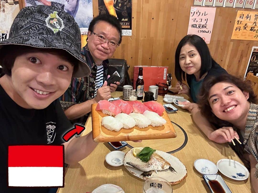 そこらへん元気のインスタグラム：「Sushinya kaya bendera Indonesia🇮🇩 hehe Senang banget bisa makan Sushi sama Papa, Mama dan Adek😊 Sebenarnya pertama kali post muka Adekku😄  #merdeka #harikemerdekaan #indonesia」