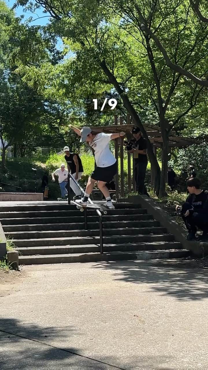 レッドブルのインスタグラム：「このレベルのスケーターが揃ったら全員連続成功も余裕？😏🛹  『Red Bull Drop In Japan Tour』に参加中のスケーターがストリートセッション🇯🇵🔥   8月20日に大阪で開催されるデモセッションの詳細はプロフィール🔗から✔️  #レッドブル #翼をさずける #スケボー #skateboard #RedBullDropinTour」