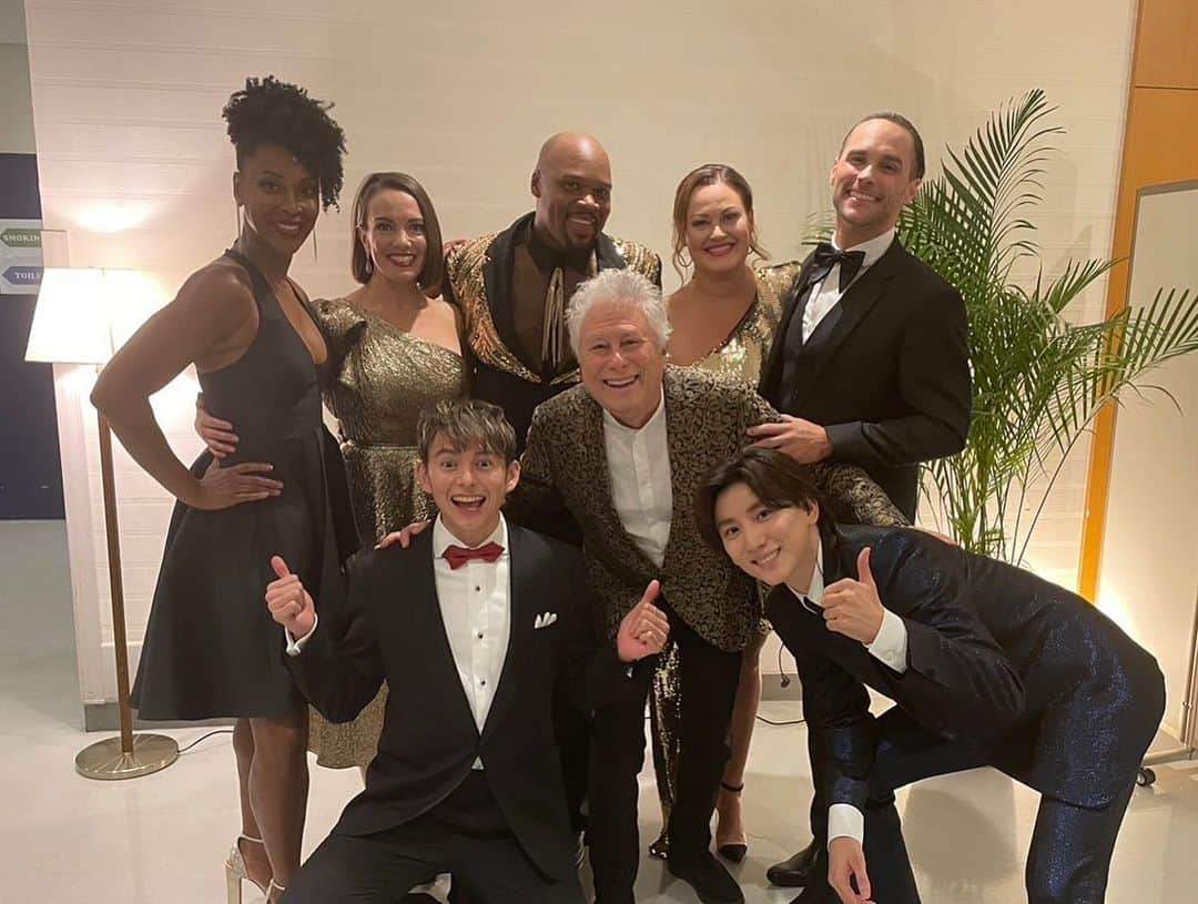 SixTONESさんのインスタグラム写真 - (SixTONESInstagram)「⁡ ⁡ ⁡ ⁡ ディズニー・ブロードウェイ・ヒッツ feat. アラン・メンケン ⁡ ⁡ 日本人ゲストとして 出演させて頂きました！ ⁡ ⁡ この三日間、 本当に最高でホットな経験でした！！ 拙い英語で話し掛ける僕に、 アラン・メンケンをはじめ、 キャスト、スタッフの皆さんが 優しく接してくれたのが嬉しかったです！ ⁡ ⁡ 応援してくれたファンのみんなもありがとう！ とても心強かった！！ ⁡ ⁡ ステージからの景色も絶対に忘れない！ ⁡ ⁡ しかも、城田優さんと真彩希帆ちゃんが観に来てくれてビックリ！！ めちゃくちゃ嬉しかった！ ⁡ ⁡ 改めて皆さん、 本当にありがとうございました！ ⁡ またお会い出来るその日まで！ ⁡ ⁡ ⁡ ⁡ ⁡ Disney Broadway Hits feat. Alan Menken  ⁡ ⁡ We had the honor to perform as guests from Japan.  ⁡ ⁡ These past three days have been a truly amazing experience!! ⁡ Starting with Alan Menken, I was very happy of how the cast and staff treated me with kindness despite my poor English.  ⁡ ⁡ Thank you to all the fans who were cheering us on! It meant a lot!! ⁡ ⁡ The view we had from stage was unforgettable! ⁡ ⁡ Also, it was such a surprise to see Yu Shirota and Kiho Maaya at the show! Thank you for coming!  ⁡ ⁡ Once again, thank you all so much! ⁡ ⁡ See you again when we next meet! ⁡ ⁡ ⁡ ⁡ @alanmenken ⁡ #ディズニーBWヒッツ #Taiga」8月18日 22時08分 - sixtones_official