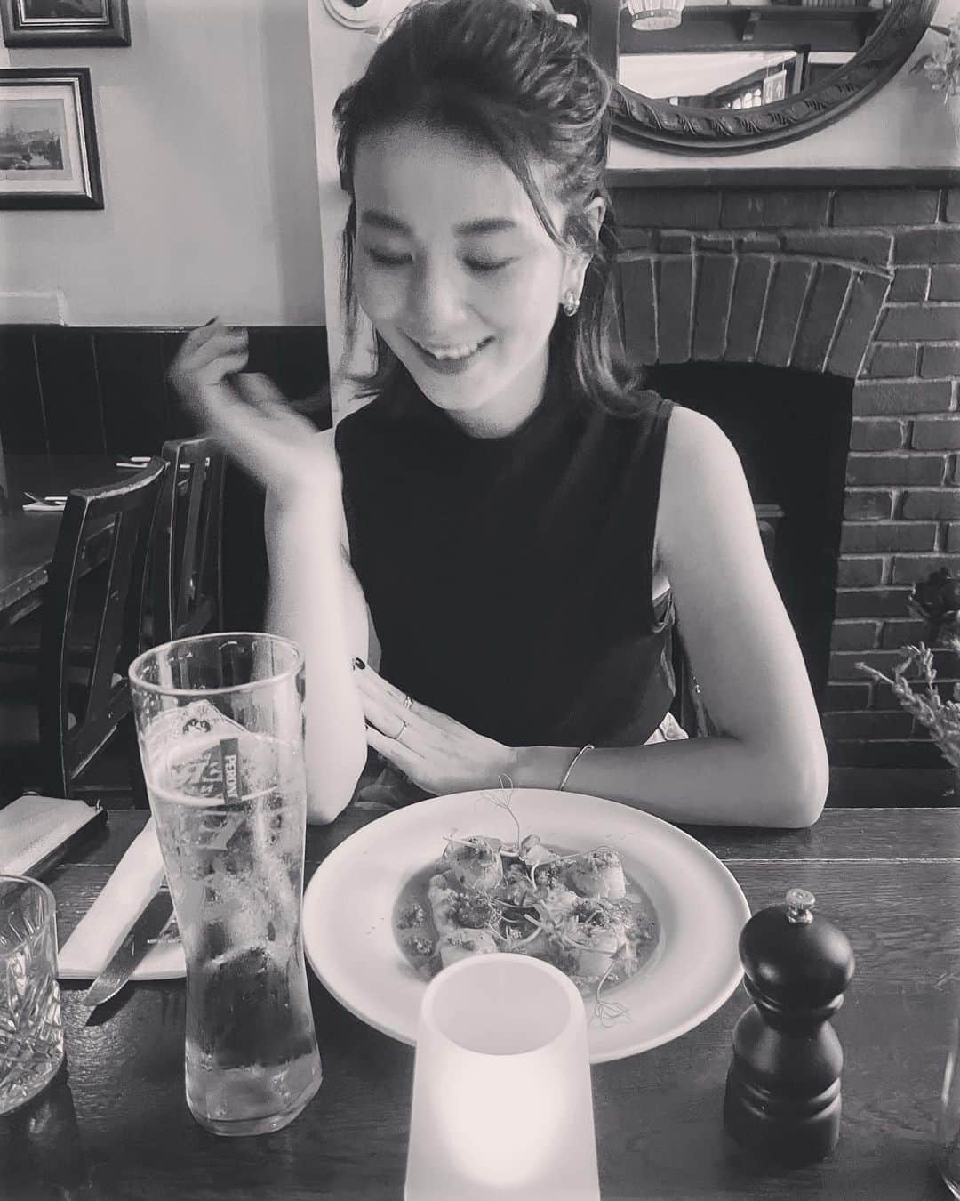 秋元玲奈さんのインスタグラム写真 - (秋元玲奈Instagram)「Pub date with my👨❤️  いつかの、 夫とサクッとパブデート。 ビール好き夫婦にはたまりません。お酒だけじゃなくて、ご飯が美味しいパブ探しにはまっています。  #london #londonlife #pub #englishpub」8月18日 22時09分 - rena_akimoto