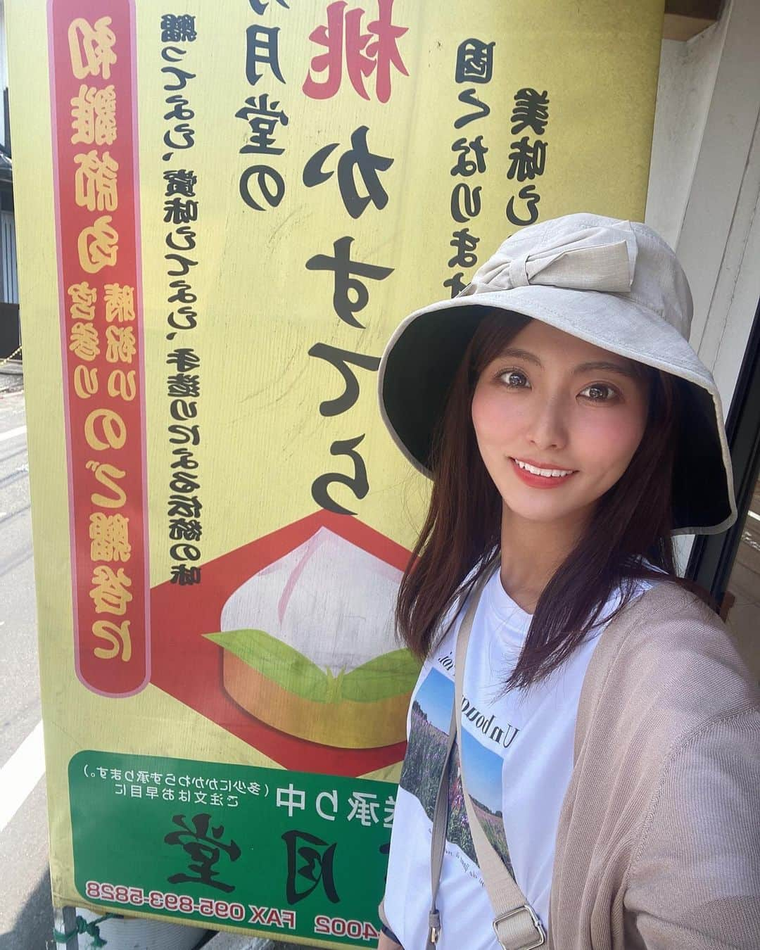 山下七子のインスタグラム：「お墓参りで長崎に行った時の写真達〜📷✨ 日焼けしないように大きな帽子を被って行ってきました〜👒  街並みだったり雰囲気が大好きでおばあちゃんのふるさとが長崎県でよかった〜と嬉しい気持ちになります☺️  長崎に行ったら必ず買って帰る万月堂の桃かすてらもしっかりゲット〜🍑大好き〜🍑🍑  いつも見守っていてくれてありがとうを伝えてきました！ずっとずっと大切にしていきたいな✨  #長崎県#お墓参り#中華街 #長崎中華街 #桃かすてら#万月堂」