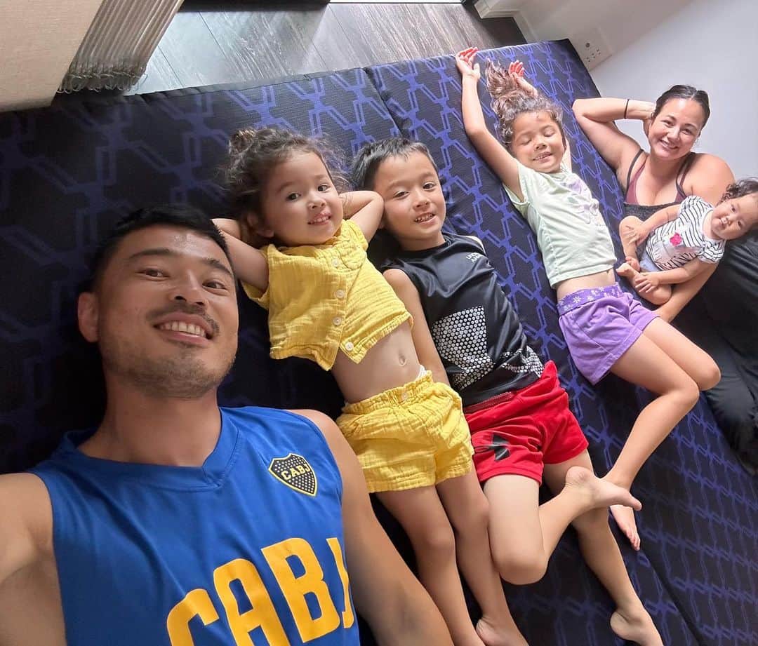 エリナ シルカのインスタグラム：「ついに快適な睡眠ができるー😴　(子供はみんな別室だけどね笑)  福岡にお引越ししてきて4ヶ月。とりあえず…ってことでやっすいスプリングが全部わかるマットレスとやっとおさらば!  実際に西川ショウルームに行って、身体の歪みからチェックしてもらったら…まさかの歪みすぎて脚折れてるよね？って判定が出てしまいみんな爆笑🤣　自分の身体に合ったマットレス。そして細かく調整してくれた枕。この２つのアイテムだけでもずっと治らなかった首の凝りが軽くなりました😭　本当にありがとうございます　@nishikawa_co.ltd」