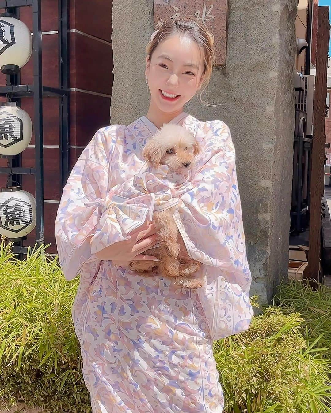 LISA minemuraさんのインスタグラム写真 - (LISA minemuraInstagram)「🌈 @yuuhiroamibon のうゆちゃん🐶 🐾とお揃いの浴衣👘💕 うゆちゃんの浴衣は @yuuhiroamibon の手作り🫶🏻💖  わんこの抱っこに慣れてないからそわそわしたわ🤣  🌈 #お揃い  #浴衣  #長野市」8月18日 22時13分 - lisa.minemura