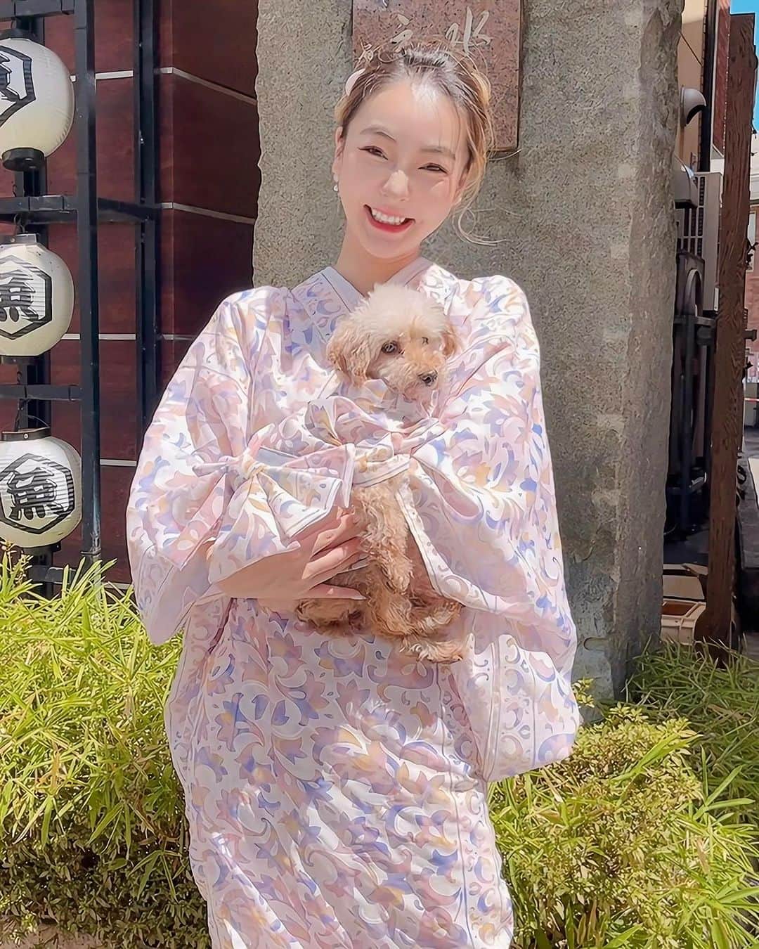 LISA minemuraのインスタグラム：「🌈 @yuuhiroamibon のうゆちゃん🐶 🐾とお揃いの浴衣👘💕 うゆちゃんの浴衣は @yuuhiroamibon の手作り🫶🏻💖  わんこの抱っこに慣れてないからそわそわしたわ🤣  🌈 #お揃い  #浴衣  #長野市」