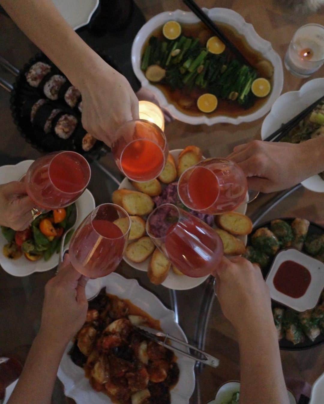 大田由香梨さんのインスタグラム写真 - (大田由香梨Instagram)「年に数回行われる宇宙会🪐  この度も@yukiya.terai が素敵なご飯を作ってくれました😍🤲🏻  なんだろう？幸也先生の料理は特に 人柄がテーブルに現れます✨  色彩の鮮やかさが楽しく 食材同士が誰でも仲良くなる感じ みんなで作り、盛り付け 多くの人と作るのに唯一無二の幸也飯になる🫶🏻 開放的な空気感が生まれ会話も弾む🕊  @yukiya.terai の料理だからこその時間🥹🫶🏻  本当に料理には人柄が現れます🤲🏻  とても素晴らしい 楽しく美味しい時間でございました🙏🏻✨  いつもありがとう☺️🙏🏻✨  @yukiya.terai  @hirooo1211  @az_4532  @koheimatsuda1980  @creme_afghanhound」8月18日 22時15分 - otayukari
