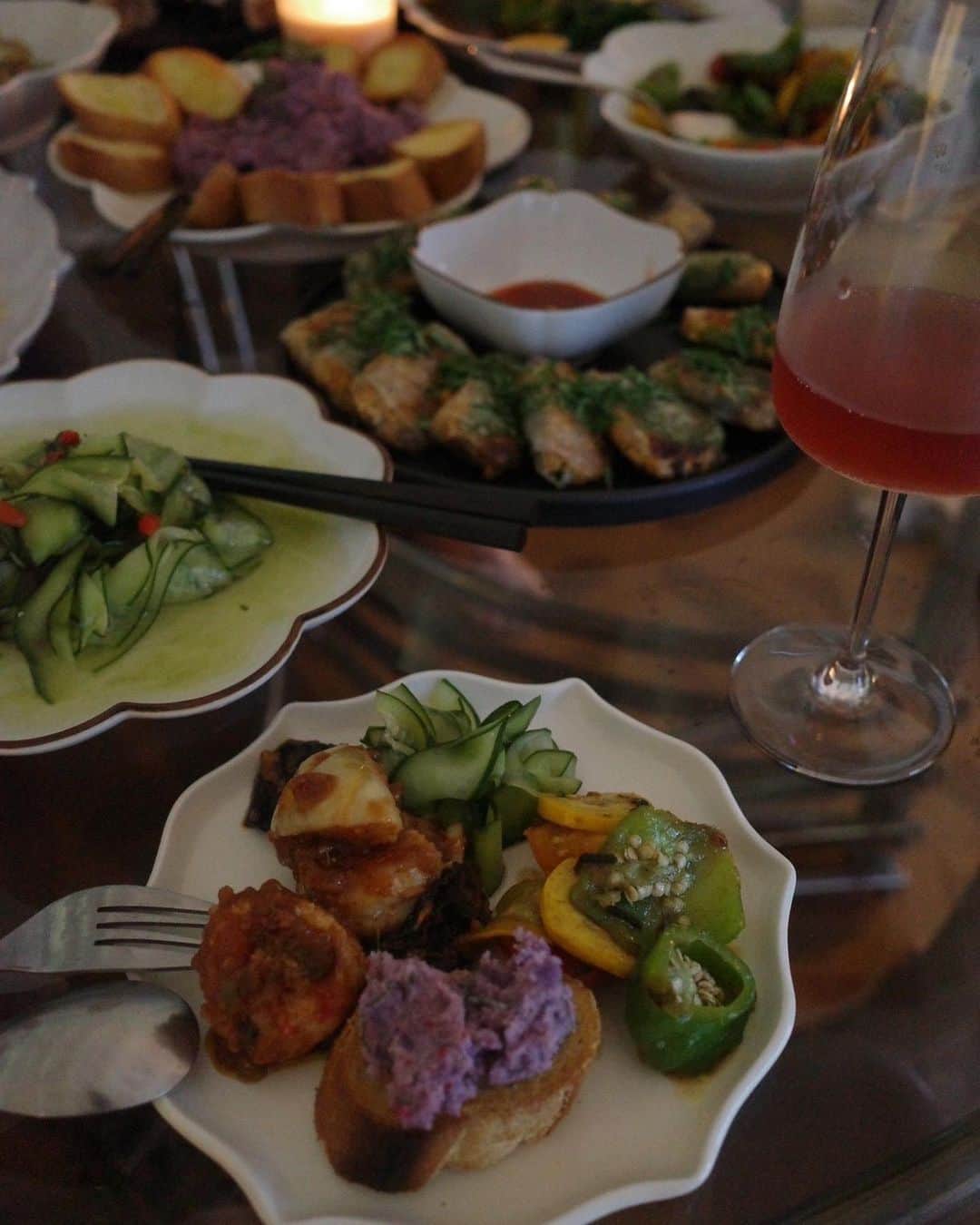 大田由香梨さんのインスタグラム写真 - (大田由香梨Instagram)「年に数回行われる宇宙会🪐  この度も@yukiya.terai が素敵なご飯を作ってくれました😍🤲🏻  なんだろう？幸也先生の料理は特に 人柄がテーブルに現れます✨  色彩の鮮やかさが楽しく 食材同士が誰でも仲良くなる感じ みんなで作り、盛り付け 多くの人と作るのに唯一無二の幸也飯になる🫶🏻 開放的な空気感が生まれ会話も弾む🕊  @yukiya.terai の料理だからこその時間🥹🫶🏻  本当に料理には人柄が現れます🤲🏻  とても素晴らしい 楽しく美味しい時間でございました🙏🏻✨  いつもありがとう☺️🙏🏻✨  @yukiya.terai  @hirooo1211  @az_4532  @koheimatsuda1980  @creme_afghanhound」8月18日 22時15分 - otayukari