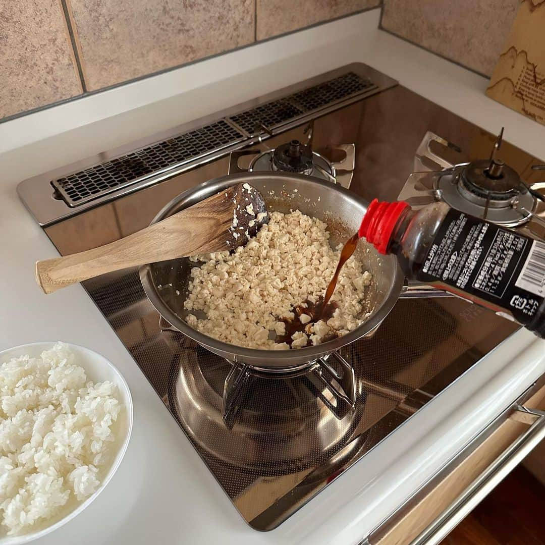 Tesshiさんのインスタグラム写真 - (TesshiInstagram)「焼肉のたれで簡単豆腐そぼろ丼 Tofu Soboro rice bowl seasoned with Japanese BBQ sauce #yummy #homemade #healthy #rice #donburi #yakiniku #tofu #おいしい #丼 #豆腐 #そぼろ #焼肉のタレ #簡単レシピ #マカロニメイト #フーディーテーブル #手作り  好きな油大1〜、豆腐1丁300g、好きな焼肉のたれ大5〜、塩胡椒、お好みで赤唐辛子フレークやラー油など 1~ tbsp oil, 300g tofu, 5~ tbsp Yakinikunotare BBQ sauce, salt and pepper… and chili flakes or chili oil…  お米と水 @yukitsubakiofficial #魚沼産コシヒカリ #雪椿 の公式サイト、ふるさと納税サイト、楽天市場、Yahoo!ショッピング、ギフトモールで #新米予約受付中 です。 この約300mlの空き #ペットボトル のサイズ感、なかなか便利です(画像は友だちの手作りなんちゃら石鹸的なやつ)。」8月18日 22時16分 - tmytsm