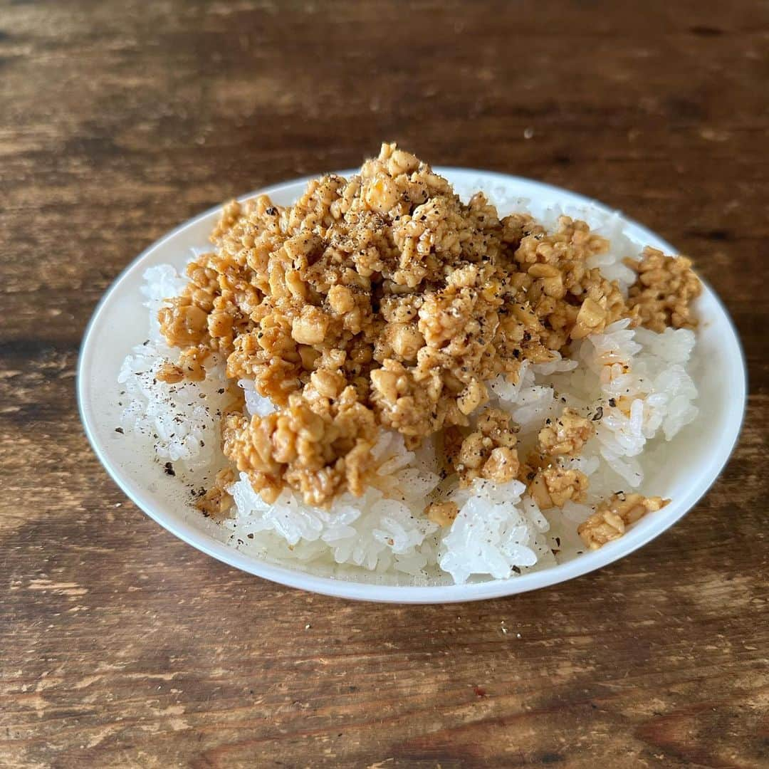 Tesshiさんのインスタグラム写真 - (TesshiInstagram)「焼肉のたれで簡単豆腐そぼろ丼 Tofu Soboro rice bowl seasoned with Japanese BBQ sauce #yummy #homemade #healthy #rice #donburi #yakiniku #tofu #おいしい #丼 #豆腐 #そぼろ #焼肉のタレ #簡単レシピ #マカロニメイト #フーディーテーブル #手作り  好きな油大1〜、豆腐1丁300g、好きな焼肉のたれ大5〜、塩胡椒、お好みで赤唐辛子フレークやラー油など 1~ tbsp oil, 300g tofu, 5~ tbsp Yakinikunotare BBQ sauce, salt and pepper… and chili flakes or chili oil…  お米と水 @yukitsubakiofficial #魚沼産コシヒカリ #雪椿 の公式サイト、ふるさと納税サイト、楽天市場、Yahoo!ショッピング、ギフトモールで #新米予約受付中 です。 この約300mlの空き #ペットボトル のサイズ感、なかなか便利です(画像は友だちの手作りなんちゃら石鹸的なやつ)。」8月18日 22時16分 - tmytsm