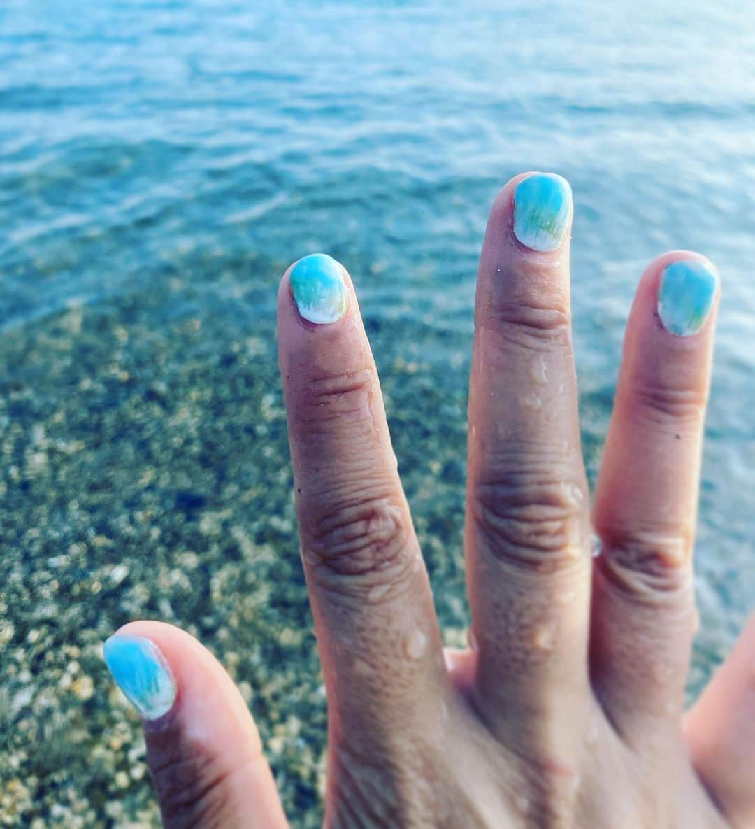 森本千絵さんのインスタグラム写真 - (森本千絵Instagram)「瞬-matataki  NAIL  私のちっさい爪も 夏井瞬風になってます。  この夏ぜひ。  夏井瞬 瞬matataki 展 ateliergoen°にて  渋谷区猿楽町4-6  #wave #ocean #surf #photo #goen #nail」8月18日 22時20分 - chiemorimoto_goen