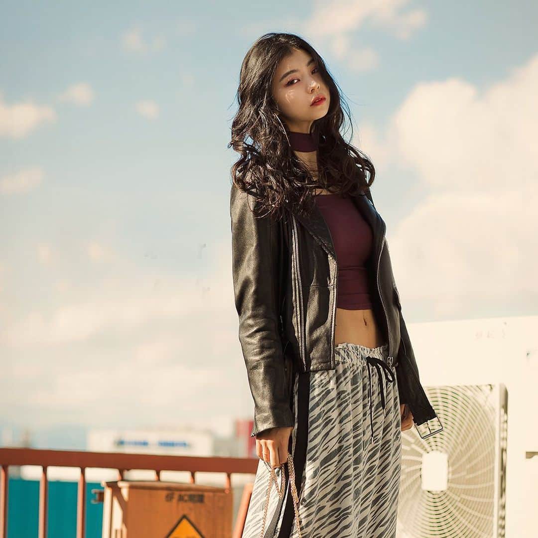 のインスタグラム：「"My story is a story of a model born in a small town called Zushi in Kanagawa prefecture of Japan, currently living in Seoul, South Korea. After spending six month studying in Korea, I decided to finally move there in 2015. Working as a model, TV host, interpreter to Korean artists and models, as well as sometimes writing a beauty reviews for “Nylon Japan”. But you could probably heard about me the most after the popular in Japan Netflix TV show called “Terrace House: Opening New Doors”. But first things first!" {Read the model's diary of a Japanese model Mizuki Haruta @miju120 in the new article on our magazine's official site} #fashiongtonpost」
