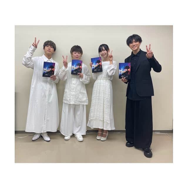 中島ヨシキのインスタグラム：「#朗読劇 胡蝶ノ、ユメ ご来場ありがとうございました！  蒼くんとはちょっと久しぶりだったけど、瑞々しい感性が突き刺さりました。じんわりじっとり沁みた。 小岩井さんのちとせは幼いのに妖艶で、抗えない魅力がありました。 矢野くんはお話の重厚さに欠かせない存在。罪悪感に駆られる壮年の重たさを感じさせてくれました。  やっぱり朗読劇好きや〜〜  帰りは矢野くんとちょっぴりドライブしました🚗  #胡蝶ノユメ  #市川蒼 #小岩井ことり  #矢野奨吾」