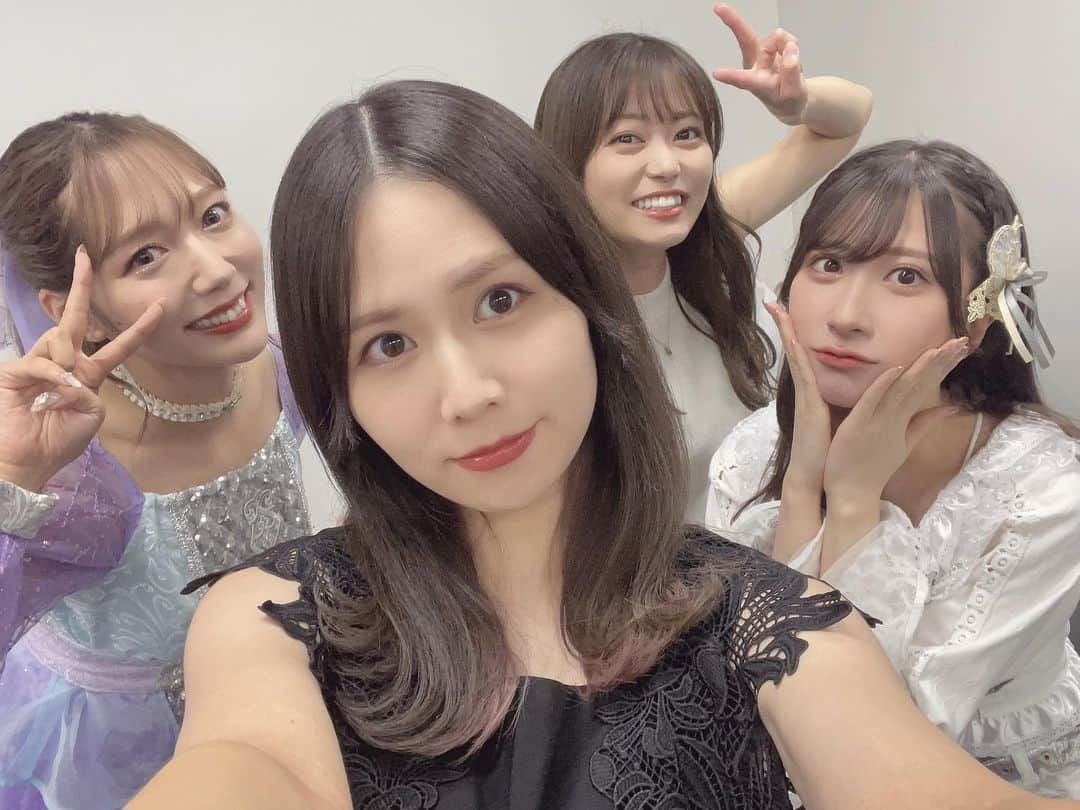 佐藤すみれさんのインスタグラム写真 - (佐藤すみれInstagram)「💜💜💜  【ゲスト出演しました】  この時期なので歌って踊るのが難しく、トークとチェキ販売のみの参加になってしまいましたが、AKB同期の愛迫みゆちゃんのイベントにゲスト出演させていただきました。  みーたんは今回のライブでアイドル引退ということで、長い間ホントにお疲れ様！ あの頃から変わらない綺麗な歌声だったよ🌟  出演者はAKB大集合で、懐かしい雰囲気に戸惑いました…笑  このメンバー、研究生公演を思い出す😳 またみんなで集まる機会があるといいな♡  　　　　 #愛迫みゆ ちゃん #愛迫みゆ引退式 #akb48 #akb7期生 #akb同期  #ogメンバー #アイドルの夜明け公演  #前田亜美 #石田晴香 #野中美郷  #妊娠9ヶ月 #妊娠後期 #rirandture」8月18日 22時25分 - sumiresato_official