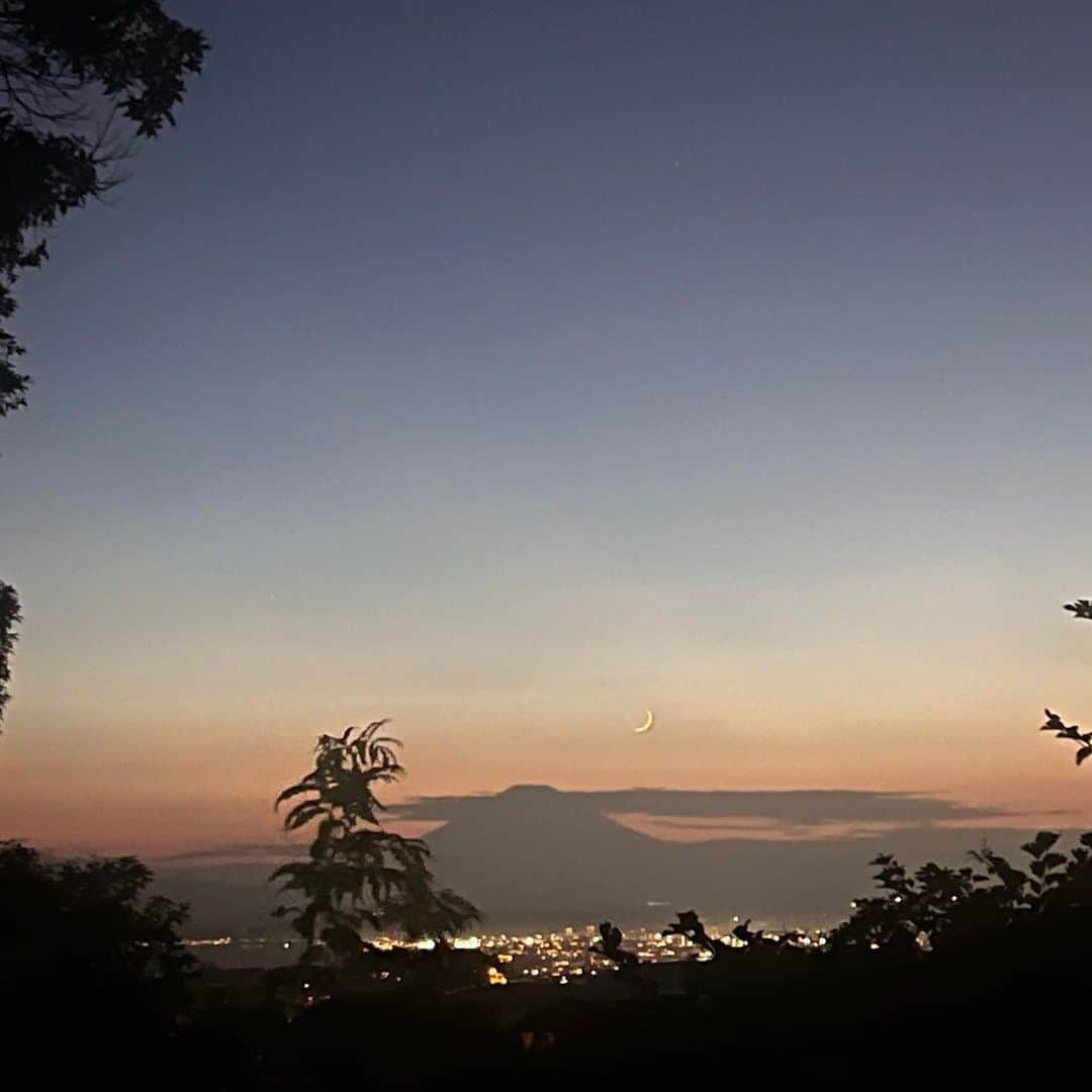クリス智子さんのインスタグラム写真 - (クリス智子Instagram)「きれいな夕景に遭遇。 町の灯りと富士山と月。」8月18日 22時29分 - chris_tomoko