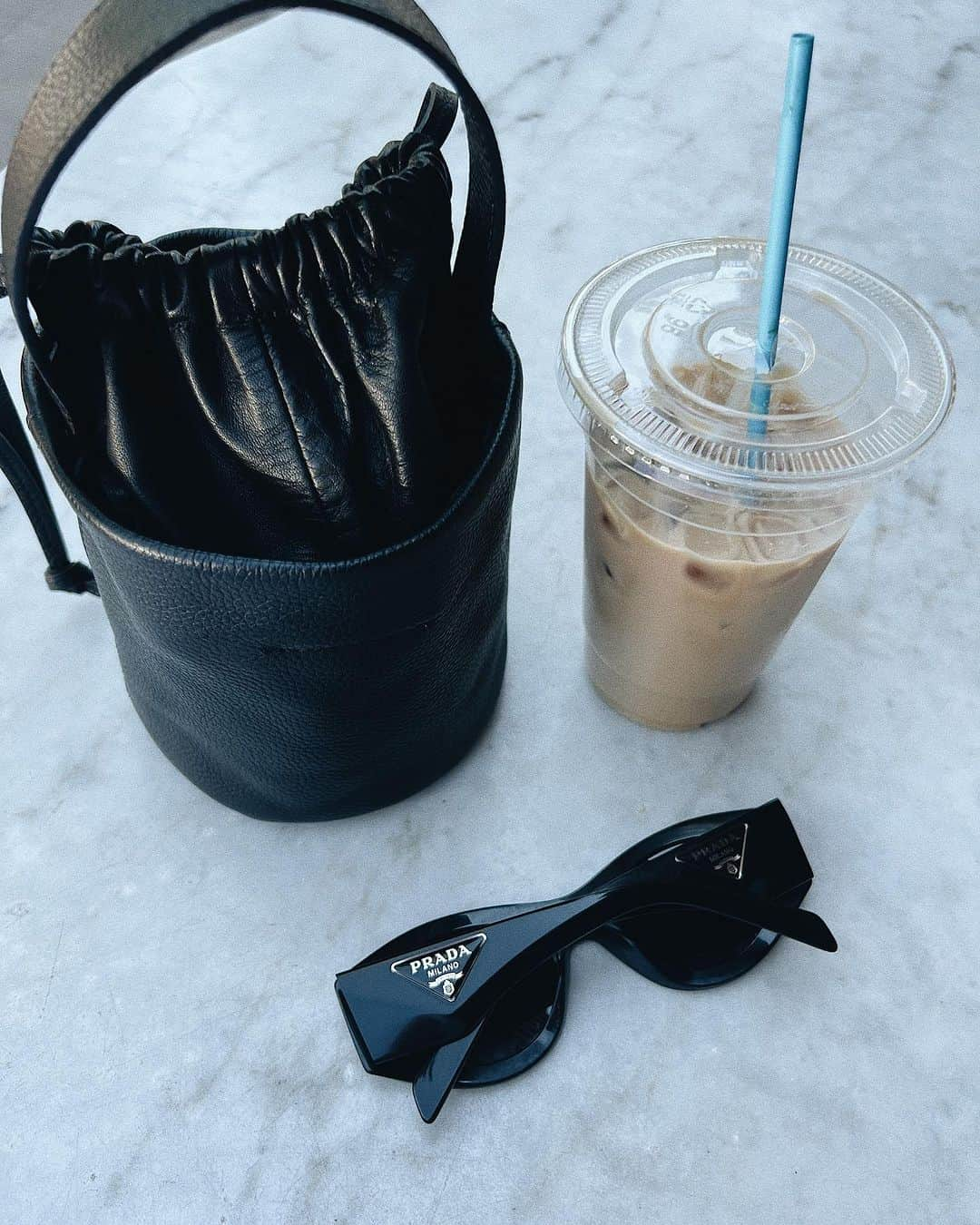 翁安芸のインスタグラム：「Morning…😎🖤  Good Coffee, Sunnies and a Purse✔️  #morningcoffee #sunglasses #prada #thehighlights」