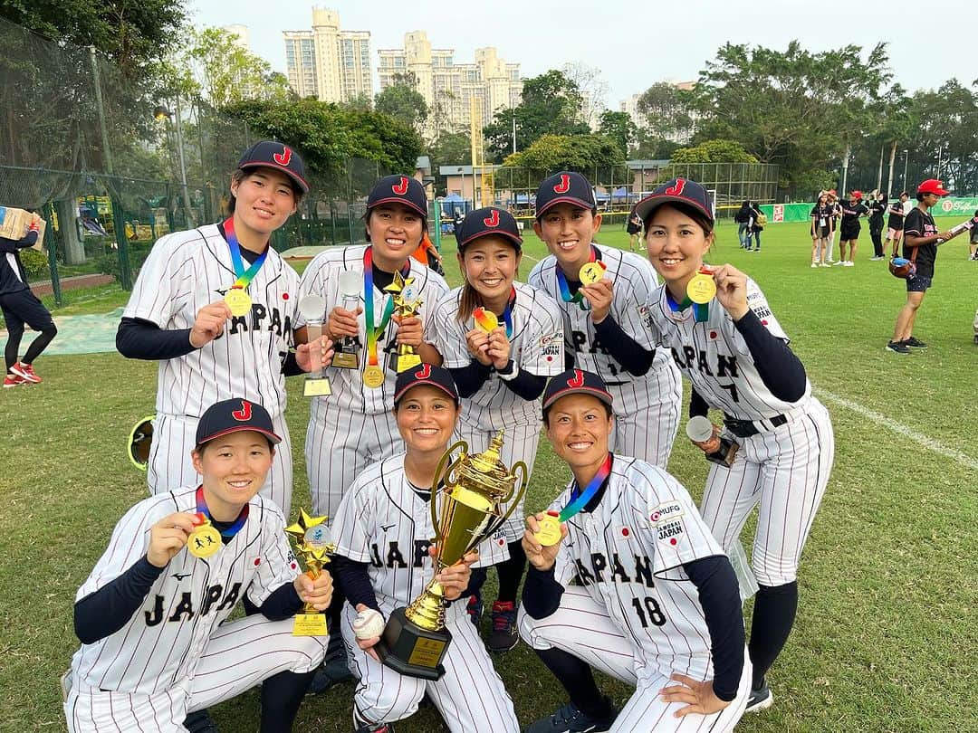 磯崎由加里のインスタグラム：「【ご報告】 ご存知の方もいらっしゃるかと思いますが、この度9月から行われる第9回 WBSC女子野球ワールドカップでも帯同する予定でしたが、辞退することにしました。  コーチを楽しみにして下さったり応援して下さる方がとても多く、私自身とても嬉しかったです。  アジアカップ前にコーチでのお話をいただき、現役選手ということもありましたが、"私にできることがあれば"ということで帯同することに決めました。 やるからにはできることは何でもやる！ 中島監督が目指すチーム作り、チームに貢献する！ という思いでやらせていただきました。 今も私にできることはやりたいという気持ちは変わりませんが、色々な状況、立場の変化があり、辞退することに決めました。  少しでも日本代表の素敵なチームに携われたこと、誰もができることのない経験をさせてもらえたこと、嬉しく思っています。  選手もゆかりさんって言って声をかけてくれたり、特に投手陣のみんなが色々なことを聞いてきてくれて私がたくさんのことを学ばせてもらいました。  残り1か月を切るこのタイミングでの決定、公表となり本当に申し訳ありません。  9月は違う形でサポート、応援出来たらなと思っています😊  今後とも温かいご声援よろしくお願いいたします。  #野球 #女子野球 #wbsc #世界一」