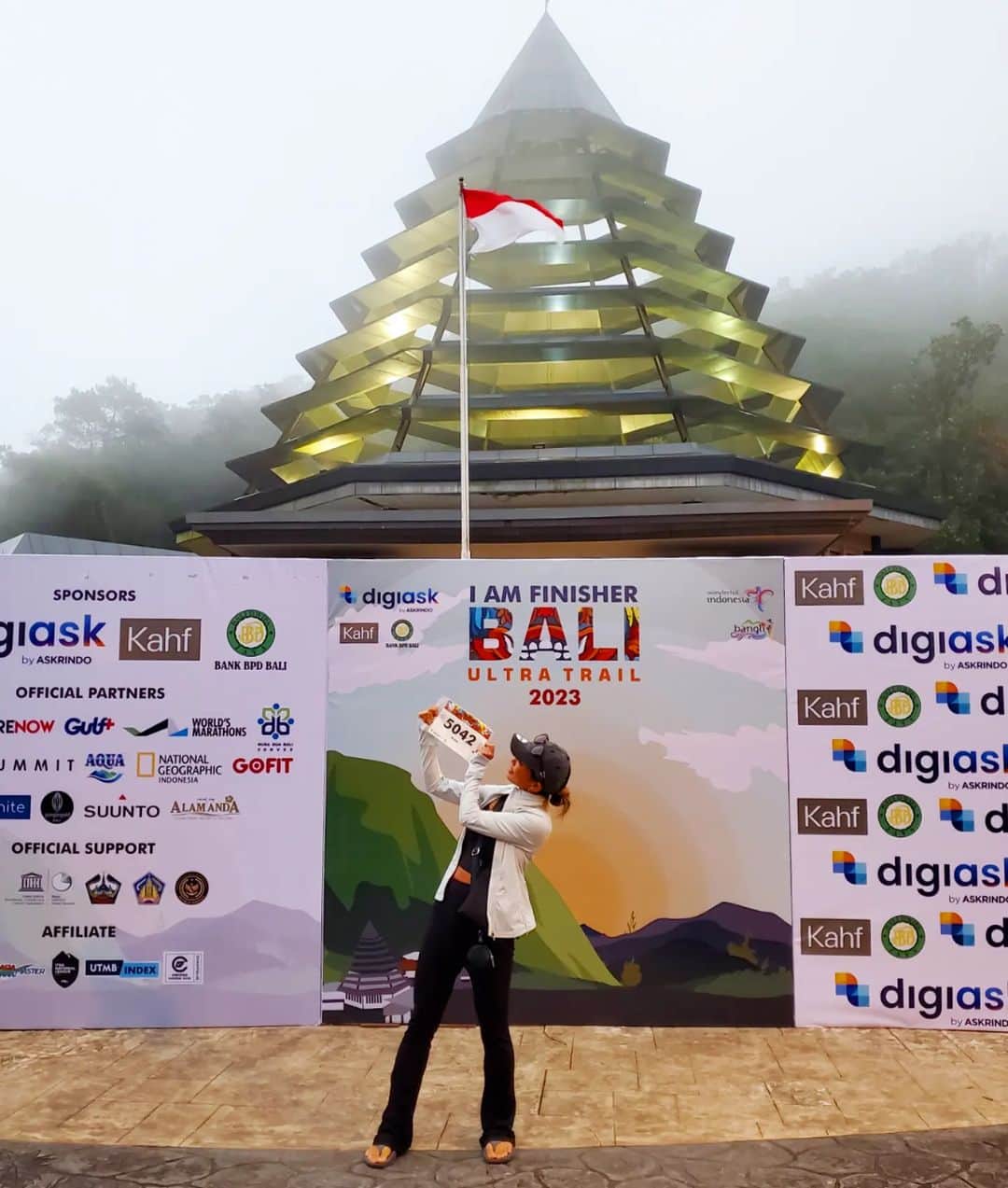 杏奈のインスタグラム：「明日は初の海外トレイルレース⛰ @baliultratrail.official バリのキンタマーニにあるパトゥールを走ってきます🏃🏽‍♀️✨ 地名が面白過ぎて何回も言いたくなっちゃっうんですが笑 本当にある地名です🤣 今回の大会も大好きな @tomomi_challenger 朋ちゃんと朋トレメンバーみんなで参加なので初めての海外レースでも安心してましたが、昨日の夜から出発して、今日の前日受付会場到着までほーんとバタバタ😫💦 明日のレースも正直初の山での距離なので緊張してますが、何よりもこの素敵な機会と時間を楽しんで走りたいと思います🤗💓 頑張るぞ〜💪🏼❤️‍🔥❤️‍🔥❤️‍🔥 #トレイルランニング#トレイルレース#海外レース#バリウルトラトレイル#キンタマーニ#BALIULTRATRAIL#BALI」