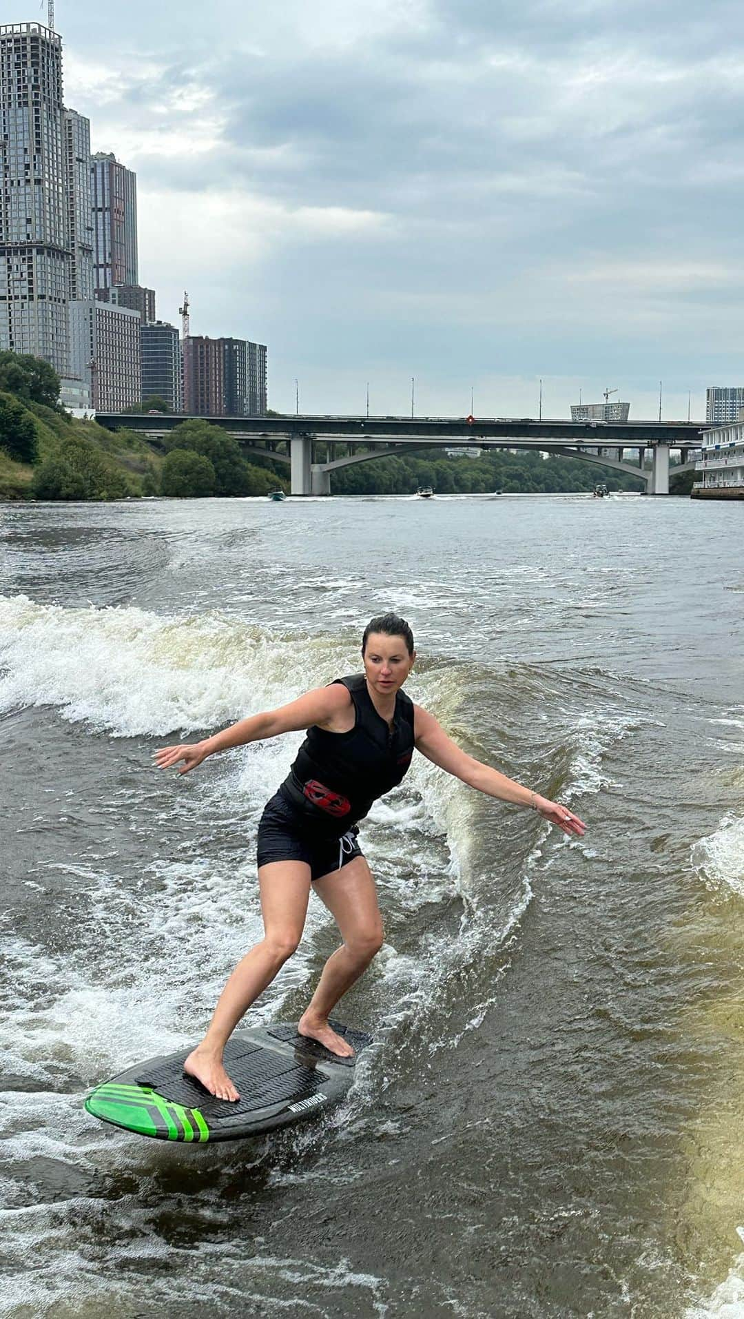 イリーナ・スルツカヤのインスタグラム：「Ура! Наконец-то у меня получилось встать 🏄‍♀️ 🔥💃🏼  #иринаслуцкая #слуцкая #спорт #вейксерф #вейксерфинг #wakesurf #wakesurfing #surf #surfing」