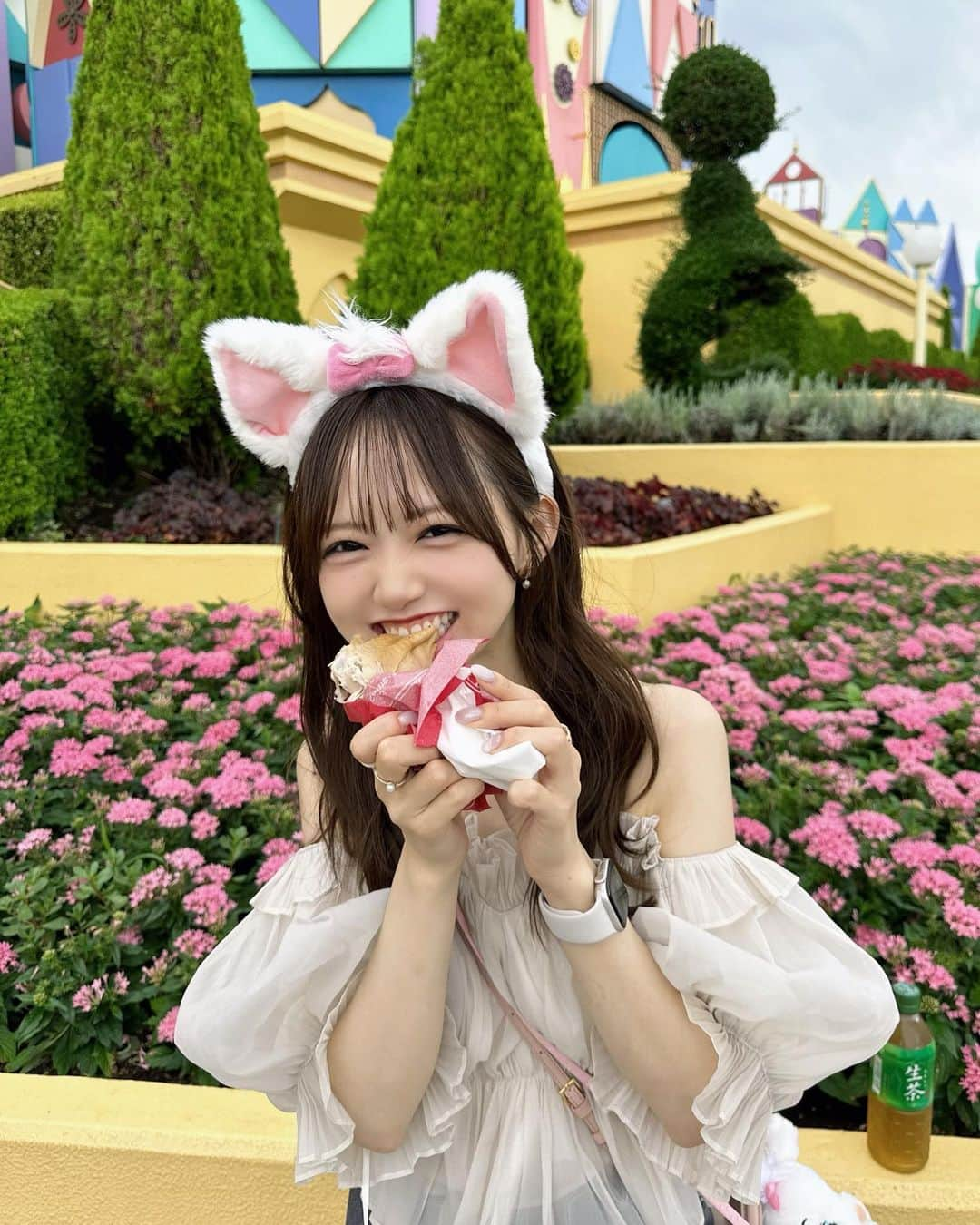 畑美紗起のインスタグラム：「ディズニーでぜったい食べるものある？🍖💕💕  ディズニーのターキーレッグ？ 久しぶりに食べたんだけど やっぱりとってもおいしかったよお🤭🤍  またかぶりつきたいです❕❕笑  (緑茶は綾鷹がすきです🍵)  #ディズニーグルメ #畑美紗起 #コーデ #夏コーデ #コーディネート #夏 #ファッション #ファッションコーデ #デニムコーデ #スナイデル #夏服 #ブラウス #私服 #マリーちゃん #今日のコーデ #ディズニー #ディズニーコーデ #今日の服 #マリーちゃんコーデ #マリーちゃんバウンド #fashion #snidel #blouse #me #shooting #fashionblogger #fashionista #ootd #japanesegirl #coordinate #fashionista」