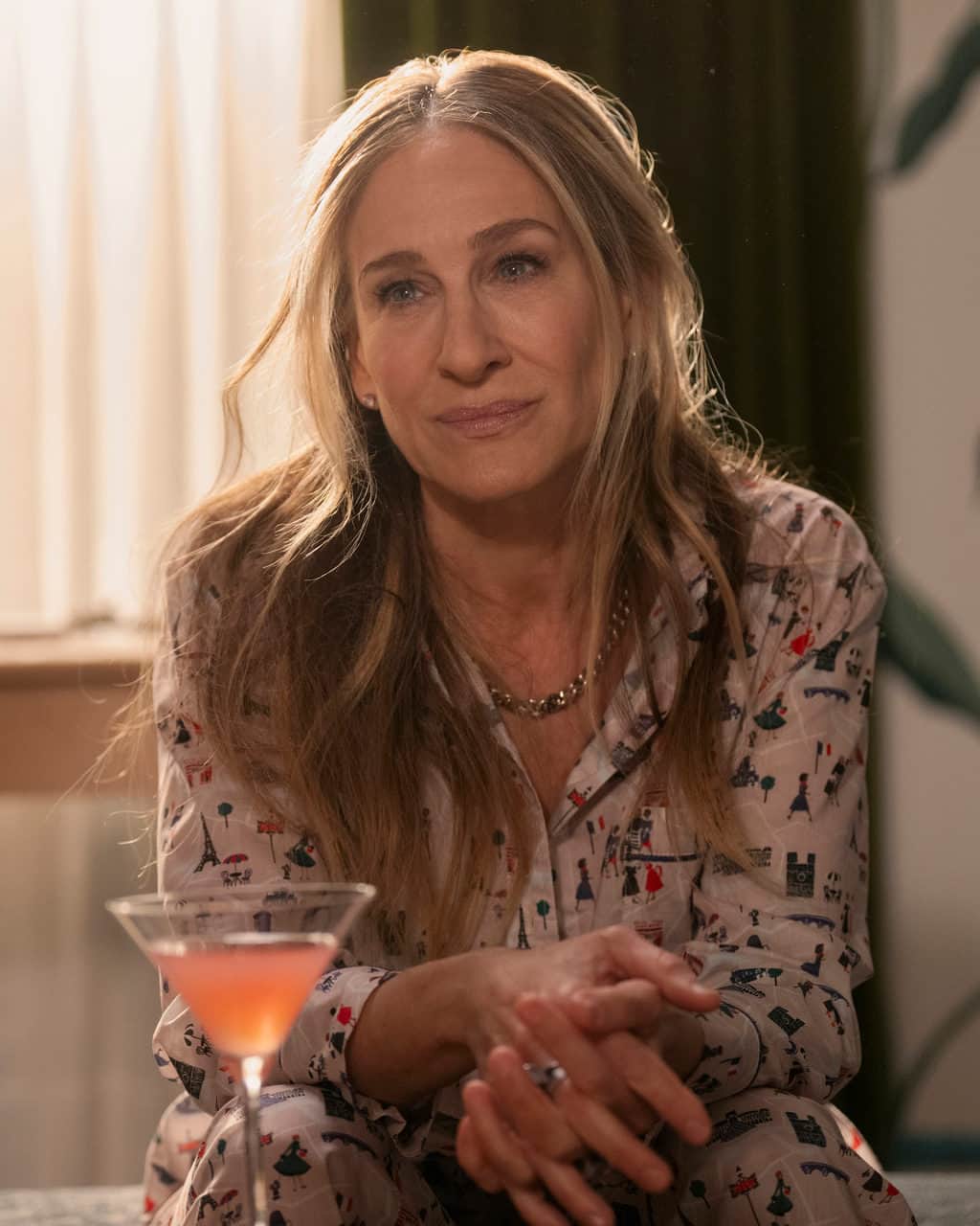New York Times Fashionのインスタグラム：「For most people, moments of rest are not the time for polished outfits, especially in the post-pandemic swirl of athleisure. Not so for Carrie Bradshaw and friends.  In the most recent episode of “And Just Like That …,” the protagonists show that even when you’re getting ready for bed, are in bed or are simply near a bed, there’s still room for a plumed pajama set or high-heeled mule. And the bedroom itself, as a setting, is a valued place — a venue for vulnerable conversations, significant discussions or the odd laugh.  Members of the Styles desk gathered to discuss the memorable fashion in Episode 10 of the series, which included Sam Smith’s martini-shaped purse, Miranda’s style evolution, and Carrie’s inappropriate attire for a visit to Coney Island.  Tap the link in our bio to see more of the best and most baffling looks from the episode. Images by Craig Blankenhorn/Max」
