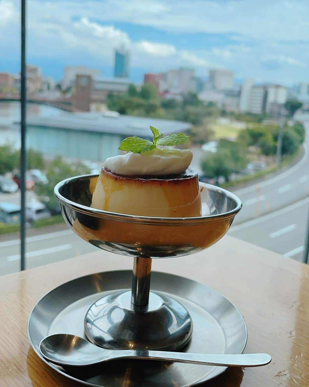 石田ひかりのインスタグラム：「舞台「ピエタ」富山にやってきました❣️ 今日は入りのみなので、早めの新幹線に乗り 富山県美術館へ！ 向かう道中、前から「絶対にペヤンヌさんだな…」と思う可愛らしい人が歩いてきて やっぱり汗だくのペヤンヌさんでした🥳  「美術館、すっごく良かったですう〜美味しいお寿司屋さんさがしてるんっすけど、もうランチ終わっちゃってるみたいで〜」 とスマホ片手におっしゃってました🍣 日傘を差して、世界一美しいというスタバを横目に見ながら これまた広々と美しい環水公園を進むと… スタイリッシュな県美に到着です🎨🪑🖼️💮🈁  直島でも堪能しましたが、待っていたのはワクワクが止まらない大竹伸朗さんの世界❣️  その前に… 美術館のカフェで素敵な景色を眺めながら 思ったよりギュッとしてムチっとして濃厚だった 「オノマトペプリン🍮」と 地元の高校生とコラボしたクラフトコーラを❣️ こーゆークセのある味、大好き〜🤤🤤🤤  #ピエタ富山公演 #富山県美術館  #オノマトペプリン🍮 #大竹伸朗展」