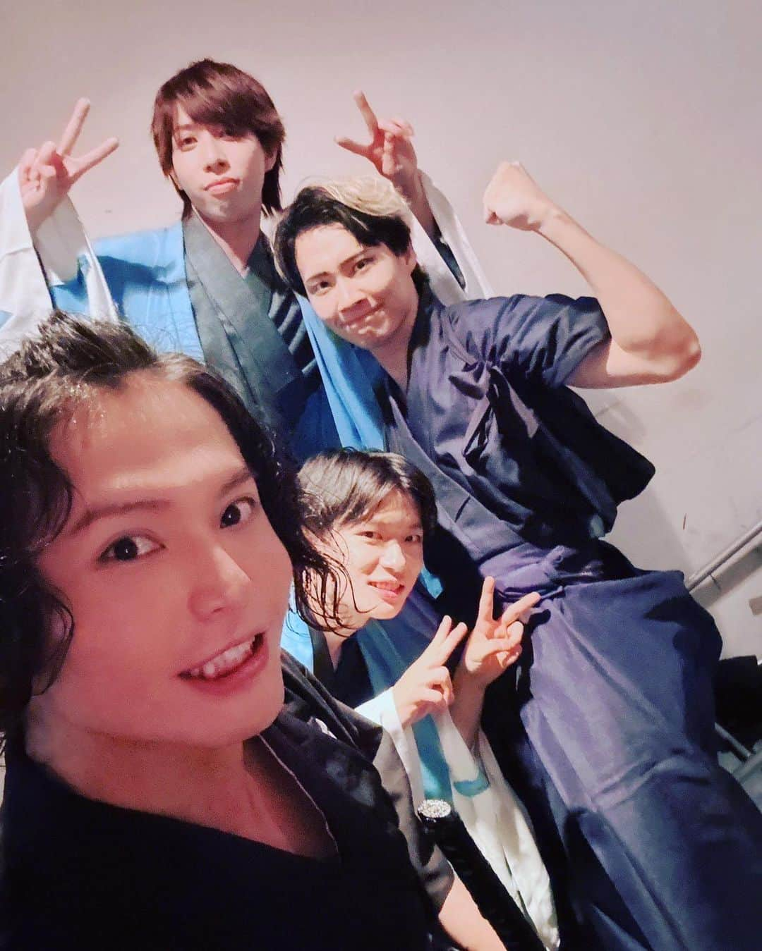 友常勇気さんのインスタグラム写真 - (友常勇気Instagram)「#蒼天の宴 #龍 #🐉 本日もご来場誠にありがとう御座いました🤗✨✨ 早いもので折り返しを迎えました！ 皆様の温かな拍手にキャスト、スタッフ一同毎公演、力を頂いております。 残り2日全力全開で蒼天の宴の世界をお届け致しますので、 何卒よろしくお願いします🙇‍♂️❕❕ 明日も劇場で心よりお待ちしております❕ #ご来場誠に #ありがとう御座いました #折り返し #明日も #熱く #熱い #舞台を #友常勇気 #坂本龍馬  写真は、あすかと、川合と、ひろととパシャリ🤗 #池田明日香 #川合立統  #光永ヒロト #沖田総司  #斎藤一」8月18日 22時59分 - yuki_tomotsune