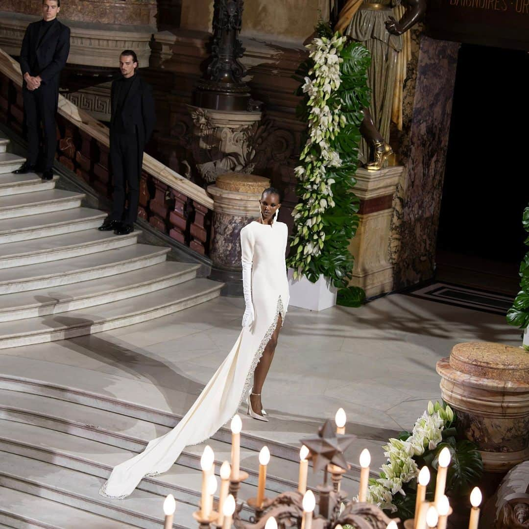 ステファンローランのインスタグラム：「White wool crepe embellished with a diamond embroidery on the stairs of Palais Garnier.  #StephaneRolland #HauteCouture #FW23」