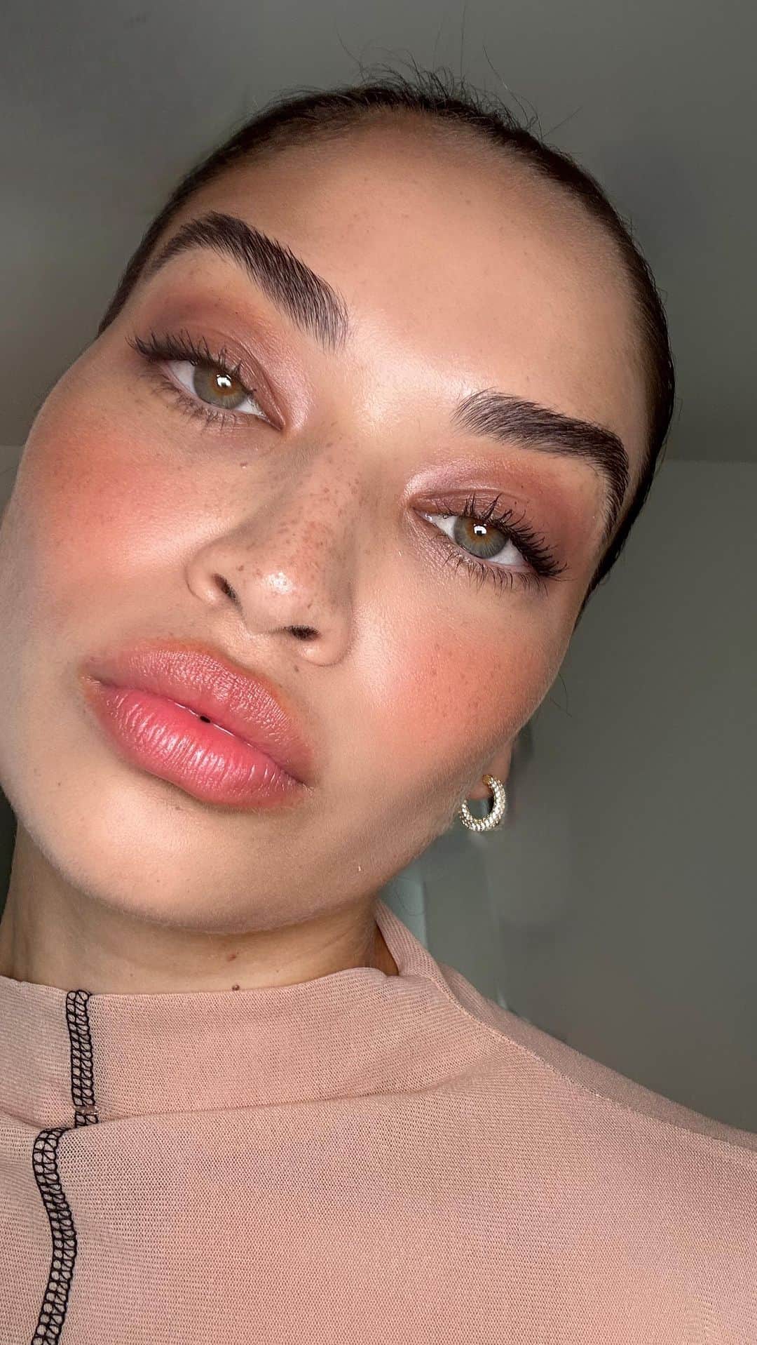 シャニーナ・シャイクのインスタグラム：「From morning to night - the buildable mascara @salabyshanina」