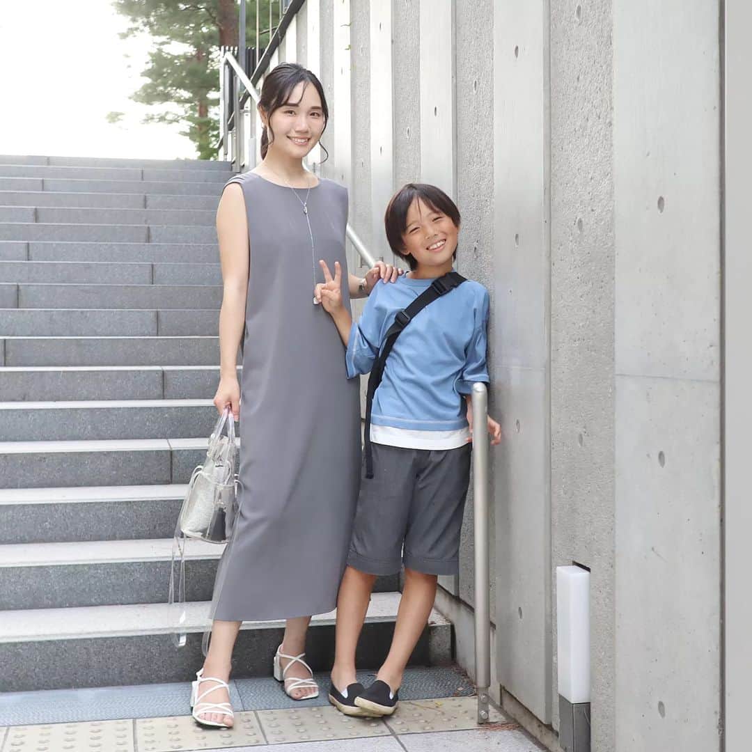 Eri Satoのインスタグラム：「【⛅夏休みコーデ⛅】 · 久しぶりに息子と📸 スカイツリーに行った時に 娘に撮ってもらったよ💓 · もう身長も30cmぐらいしか 変わらないんだ😂 いつ抜かれるかなー？ いやむしろ いつまで写真撮ってくれるかな😂 · ストーリーズの 息子のマジック動画にいいねたくさんありがとう💓 めちゃ喜んでおります👦 · · #親子コーデ #高身長コーデ#ママコーデ#カジュアル #ファッション#コーディネート#プチプラ#プチプラコーデ#夏コーデ#ワンピースコーデ #mamagirl#locari#partegram#きれいめカジュアル#お洒落さんと繋がりたい」