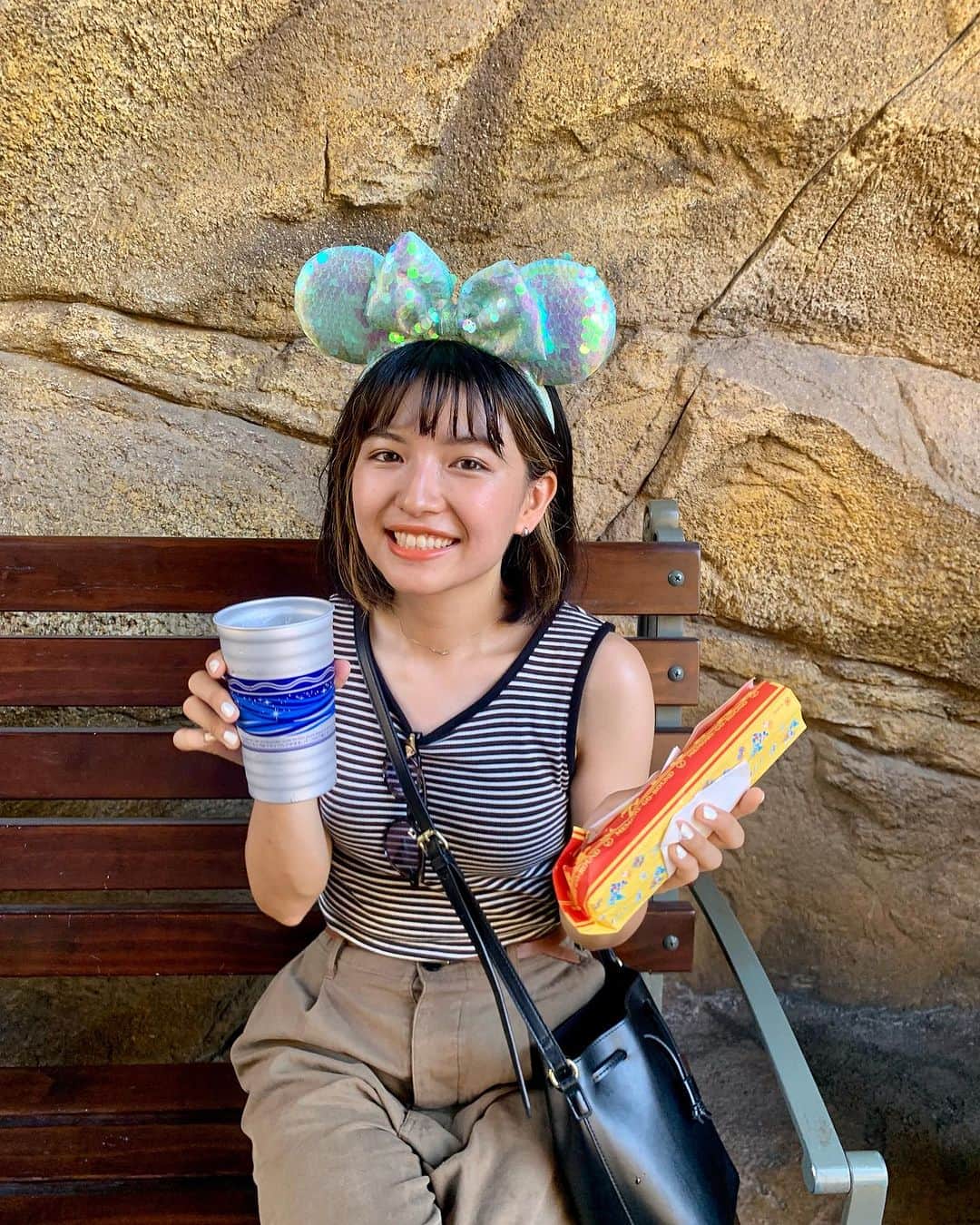 のインスタグラム：「・ ｼｰ🏄‍♂️  死ぬほど汗かいたし焼けたけど楽しかった🍻 ソアリン初めて乗ったけど、あれは本当に最高の乗り物だ… 妹ハッピーバースデー🫶  #birthdaydisney #tds #40周年ディズニー」