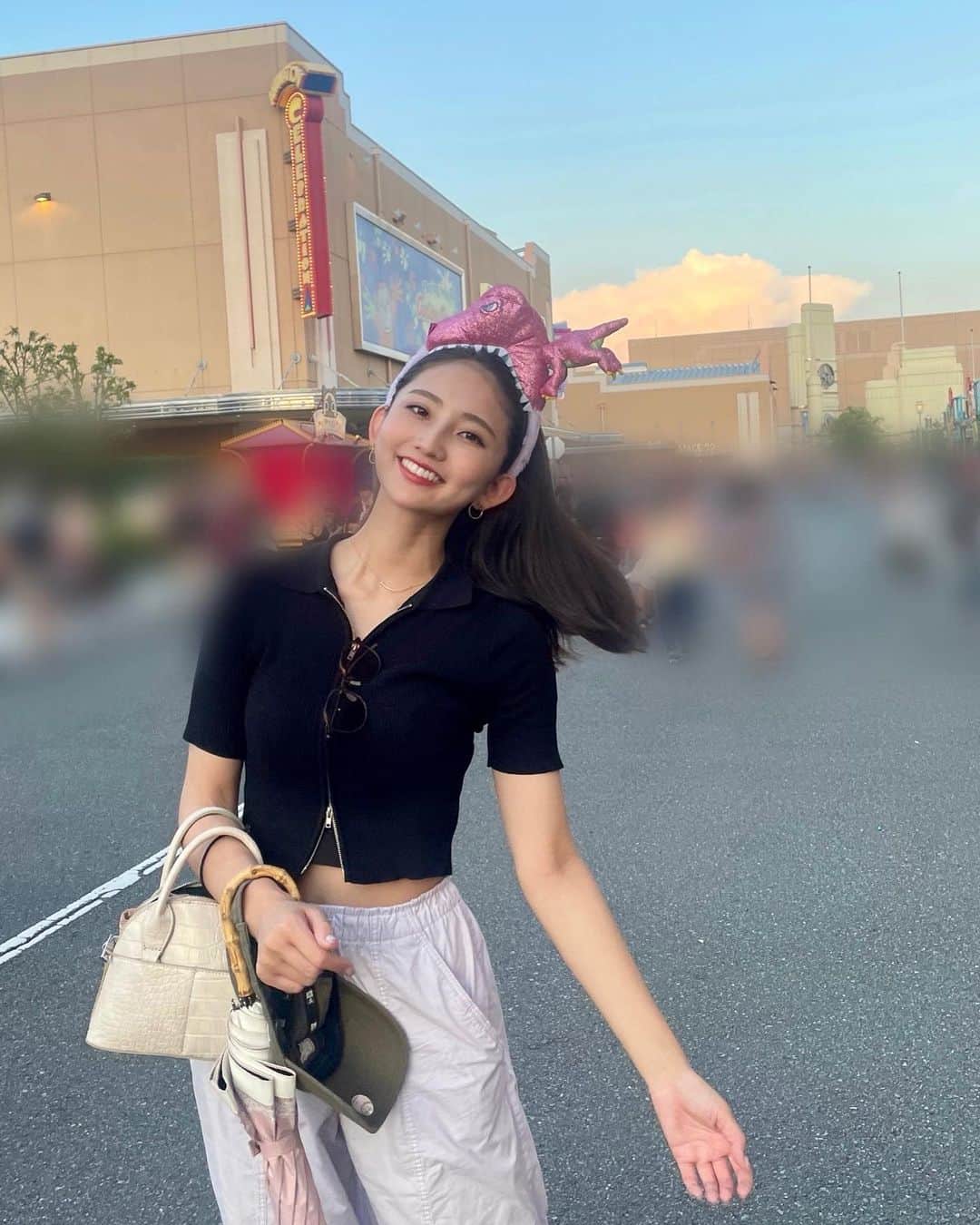 友廣南実のインスタグラム：「・ ピンクの恐竜に頭を食べられながら、 ユニバ楽しんできましたっ🦖💖  #ユニバ #ユニバーサルスタジオジャパン #zara #カーゴパンツ」