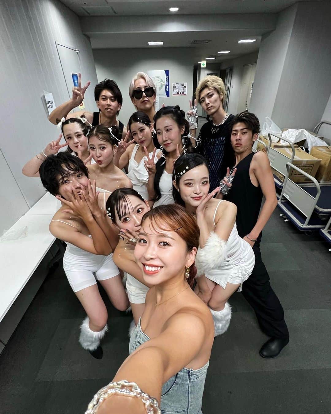 ヒロタナギサのインスタグラム：「_  2023.08.14 -ETERNITY  メンバー選抜、音源、構成、演出 全て1人で作った作品を 自分が1から教えてきた生徒のみんなと、 自分のイベントじゃないアウェイのイベントに 出演しました 🪽 . . このイベントに出演するって決めた理由や想いは たくさんたくさんあって。  4年間自分が作ってきたイベントが3月で終了して、 終了してからもずっと -ステージで輝きたい っていう生徒のみんなの気持ちに応えてあげられない自分が嫌で、  フリーランスになった今も 仕事を受ける選択をする大きな理由の一つが -今後みんな(生徒)の為になるものか が心の中で大きくあるくらい、笑 みんなに対しての愛が大きくて  そんな時に入ってきたイベント出演のお話だったので、 神様はなぎさの気持ちを読み取ってくれたんかなぁ とも思ったり。笑 . . 出演するならば 実力だけじゃなくって、 自分のこの想いをしっかり受け取ってくれる 信頼関係のある、そして期待を込めれるメンバーを集めたいと思って声をかけて 今回、出演を決めてくれた11人。 . . はじめて違うイベントと関わって 自分もイベントを運営してたからこそわかる、 裏側の大変さや苦労。  別のイベントをしていた私がステージを出すっていう事は 良い意味でイベント側からの期待も感じていたり、 色んな意味でプレッシャーもあったけど だからこそ 今まで自分がみんなに教えてきた言葉、 -期待に応えるんじゃなくて期待を超える って事と -このイベントのクオリティを先頭きって上げる事が出来るくらいのステージにする ってずっと胸にして本番まで指導してきました。 . . 私はイベントのプロでも ウォーキングのプロでも、 プロの演出家でもないけど 誰にも負けないのは 生徒のみんなに対しての、"愛"です ♡  この"愛"だけでこのステージが出来たと言っても過言ではないし、 本番ステージが終わった後の 拍手の大きさとスタッフさんからの声で 自分が目指していた事は達成できたなと確信しました。 . 改めて、 人を輝く瞬間が見れる仕事って 本当に素晴らしいなと思ったし、 自分はこの瞬間に一生関わっていたいと思いました ♡ . . AA ENTERMAINMENTにお声かけしてくださったスタッフさん、運営スタッフの方々、 そして、 TFに続いて出演を決めてくれた11人。 このステージを観に来てくれた方々。  ありがとうございました❤️‍🔥 . . またどこかでこのような機会を頂けるように私も頑張ります！ BIG LOVE🫶🏽」