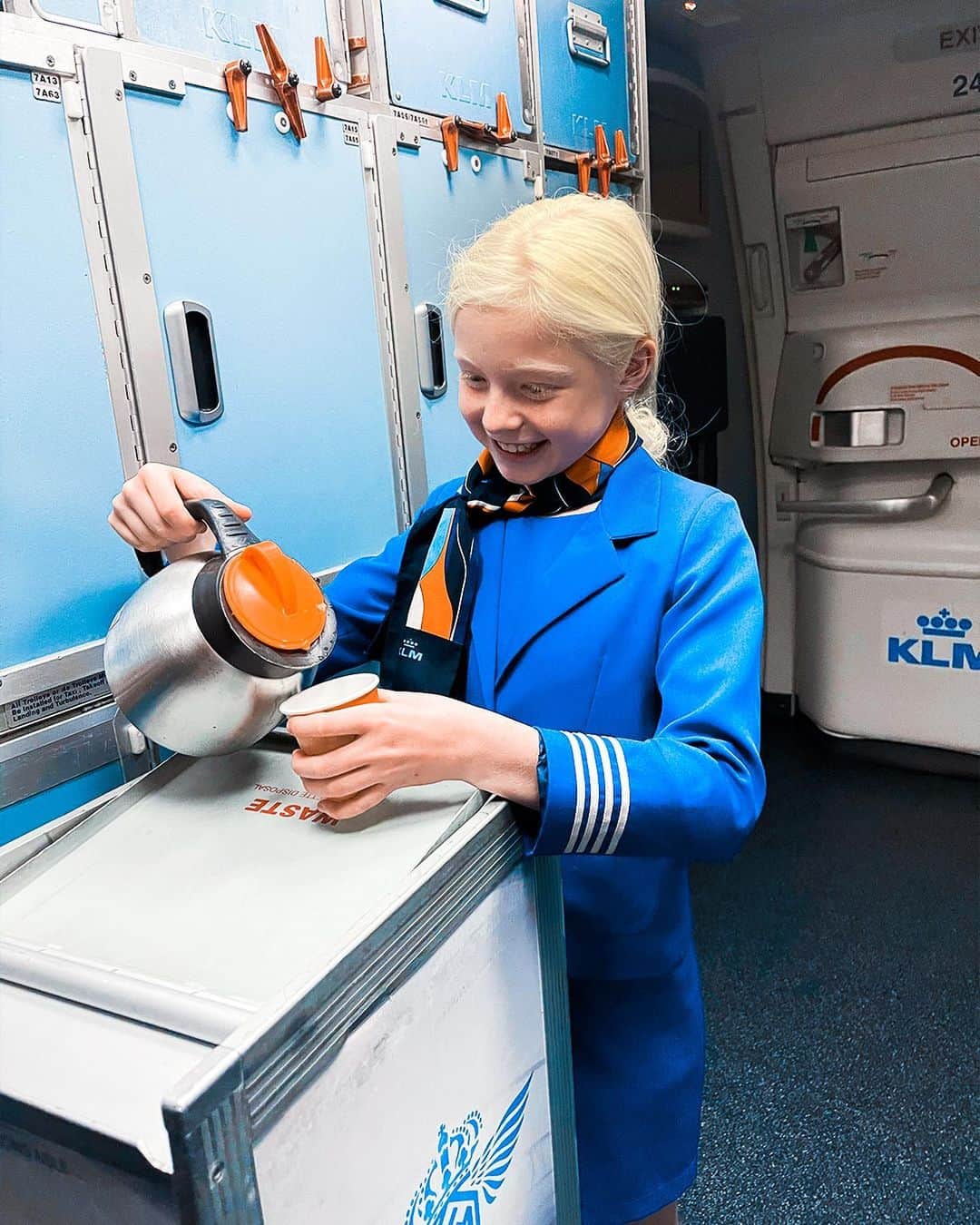KLMオランダ航空さんのインスタグラム写真 - (KLMオランダ航空Instagram)「Little helper, big dreams! 🛫✨ Mini cabin attendant Valérie definitely has what it takes to become KLM’s next CA-superstar.   #KLM #royaldutchairlines #kids #cabincrew #cabinattendant #flightattendant」8月23日 22時10分 - klm