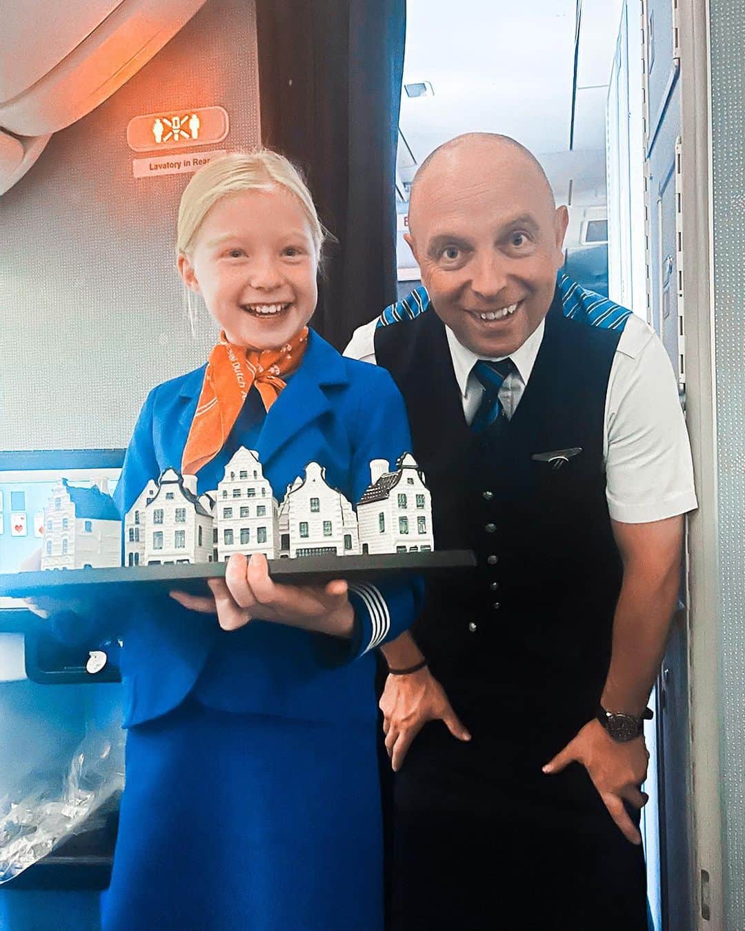 KLMオランダ航空さんのインスタグラム写真 - (KLMオランダ航空Instagram)「Little helper, big dreams! 🛫✨ Mini cabin attendant Valérie definitely has what it takes to become KLM’s next CA-superstar.   #KLM #royaldutchairlines #kids #cabincrew #cabinattendant #flightattendant」8月23日 22時10分 - klm