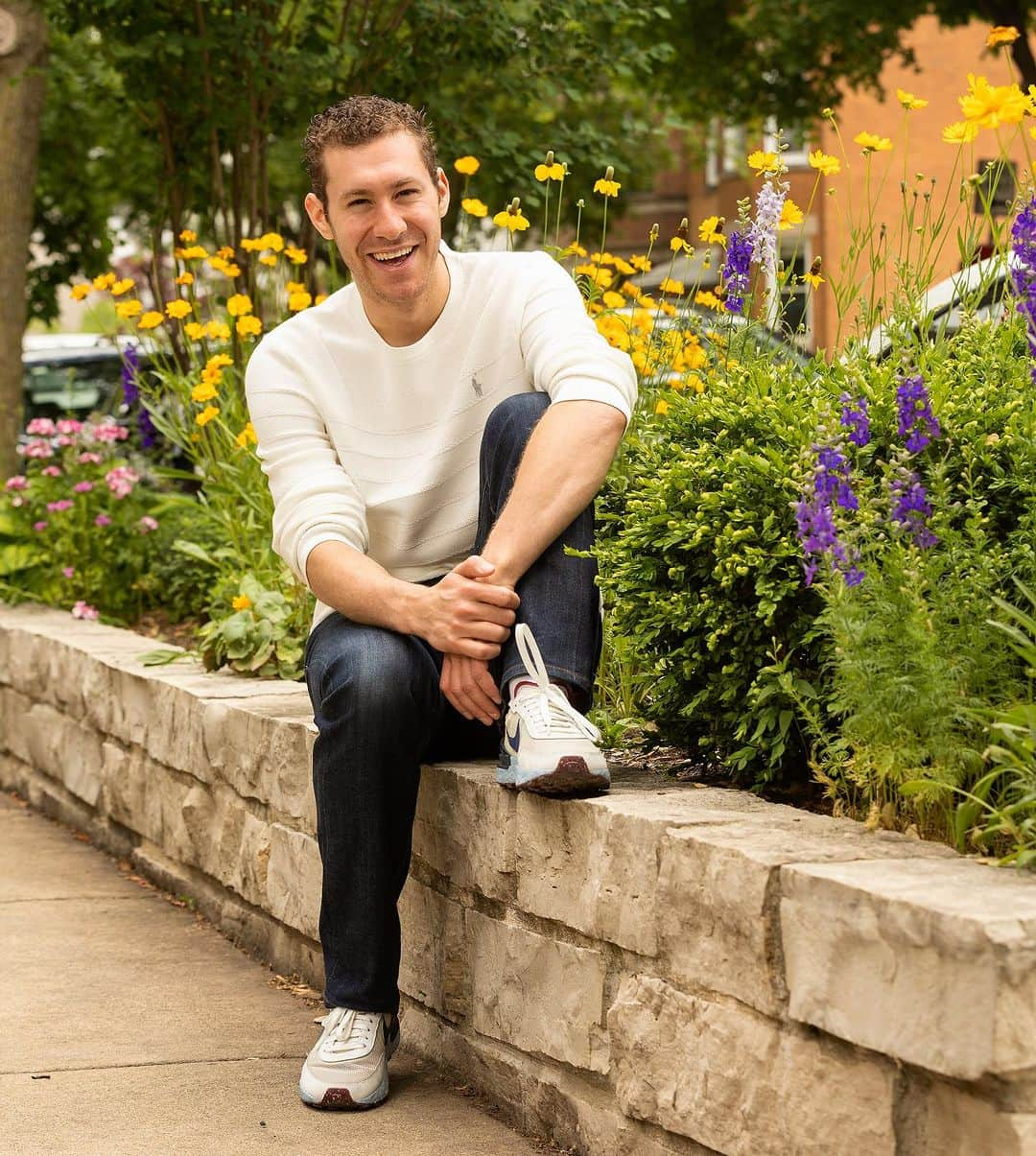 ジェイソン・ブラウンのインスタグラム：「😊💐   📸: @mheaneyphoto   #summer #夏 #chicago #skatingmagazine #photoshoot #figureskating #flowers #sun #sunny #city」