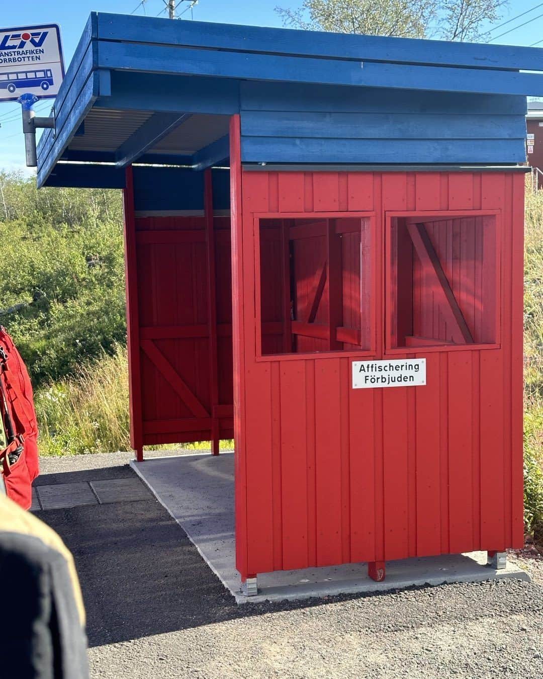 のインスタグラム：「スウェーデン🇸🇪のバス停はかわいい」