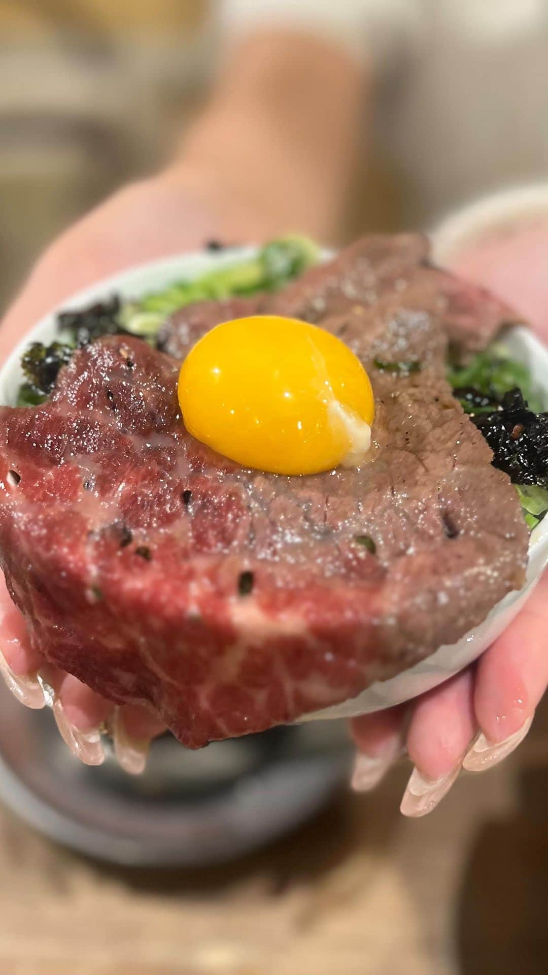 【えちえちグルメ】りょまにくのインスタグラム：「Impact Price🔥  ✔︎東京 渋谷 ✔︎和牛焼肉食べ放題 武田 渋谷店 ——店舗紹介—— 大手焼肉グループ、卓上レモンサワーの 飲み放題で有名なコスパ焼肉たけださんが 業態を変更して今回センター街に 食べ放題をオープン🙏  「安くてうまい、笑って元気になれるホルモン酒場」が コンセプトですので 落ち着いた雰囲気よりかは ワイワイガヤガヤのTHEコスパ系焼肉👏  これまで池袋などの店舗は行ったことが ありましたが、渋谷は初めて！  ——注文内容—— 「至高の和牛&牛タン焼肉放題！ １０３品『大将軍コース』」プラン (税抜) 4980円  オーダーしたもの ・白菜キムチ ・ながーいタン塩 ・ながーいネギ塩たん ・A５和牛切り落としカルビすき焼き風 ・和牛焼きしゃぶ ・A5和牛カルビ ・たこ焼き ・餃子 ・盛岡風冷麺 Etc…  もう３０過ぎた歳になってくると 食べ放題&飲み放題にあまり 魅力を感じることは少なくなりましたが、 ここは決して安かろう悪かろうではなく、 安かろう良かろう（←日本語合ってる？ｗ）と 素直に思えましたのが正直なFBKです👌  例えば、 ２名でも行っても４名席で座れる数多くの座席、 インバウンドを意識した店内、 お子様でも楽しめる綿菓子やお菓子食べ放題、 人件費を最大限落とすためのモバイルオーダー、 セルフドリンクの飲み放題スタイル それ故に和牛を提供できてると思いますし 随所に企業努力が伺えました☀️  気になったオペレーションだったり 提供時間の部分はこれから 改善されることでしょう！  ラフに焼肉を食べたい、 お腹いっぱい食べて飲みたい方には良いと思います！ キャンペーンで下記のアカウントに飛べば 9/末までの応募で10万円分の無料招待、 期間限定500円割引のクーポンもあるので 気になる方は是非チェックしてみて！  ごちそうさまでした！  ——メモ—— 店舗アカウント @takeda_yakiniku_shibuya  公式アカウント @takeda_yakinikuhorumon   ——利用時—— 平日ディナー  ——利用シーン—— 友人と(２名)  ——予約—— あり  ——————————————— ◆ジャンル：焼肉 ◆食べログ： ー ◆１人予算：¥3000-5000 ◆最寄駅：渋谷駅  #えちえちグルメ #東京グルメ #東京ランチ #東京ディナー #焼肉ホルモンたけ田 #焼肉ホルモン #ホルモン焼き #渋谷グルメ #渋谷ディナー #渋谷焼肉 #shibuya #shibuyacrossing  #渋谷ご飯 #pr」