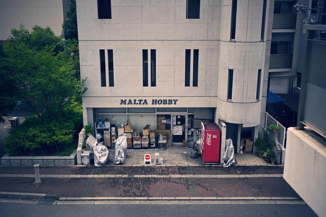 佐藤東弥のインスタグラム：「前から気になっていたラジコンショップ 入り口は茶虎が見張っている」