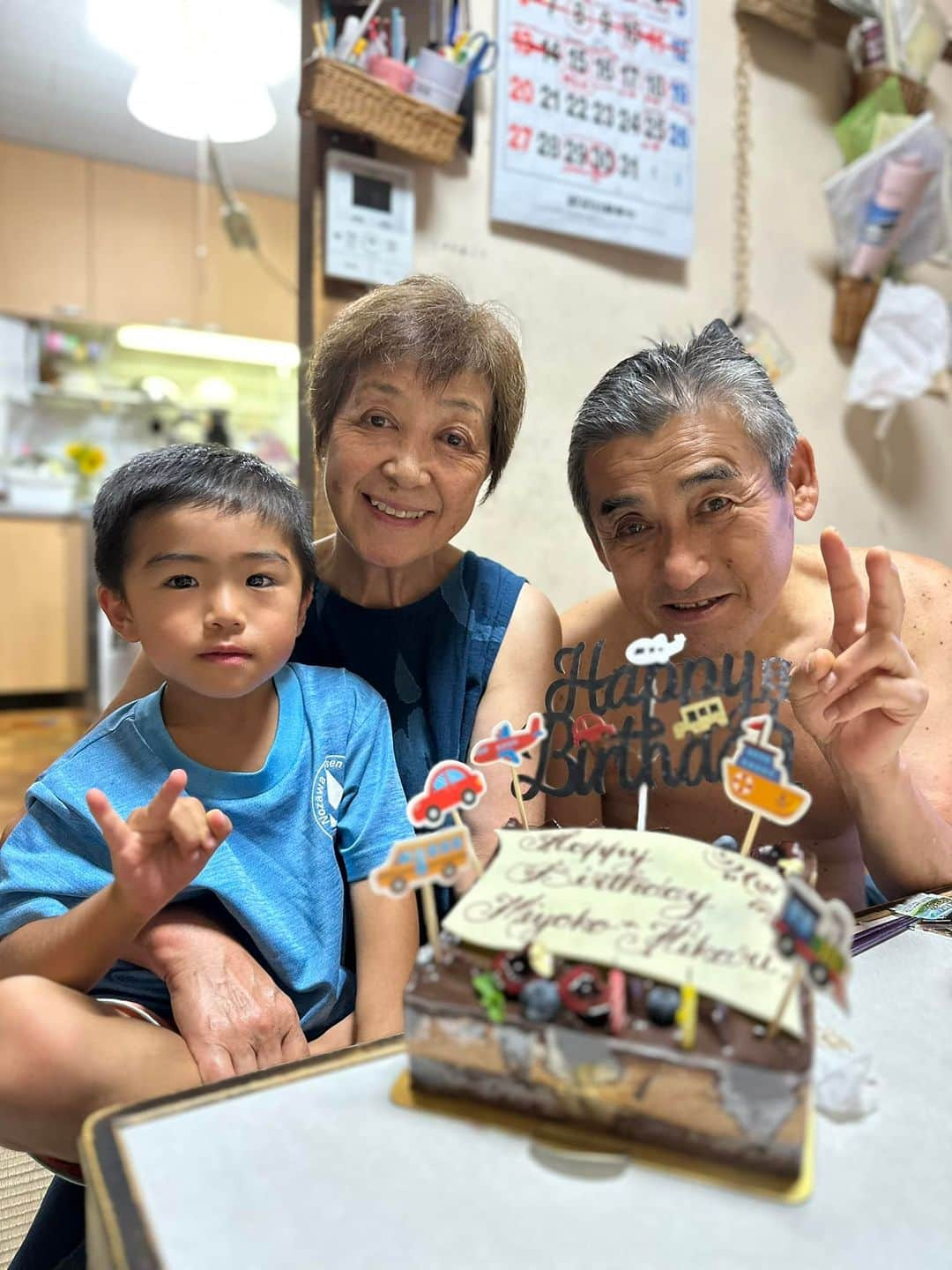 三星マナミさんのインスタグラム写真 - (三星マナミInstagram)「我が家の末っ子長男 #ノザワノヒカリ 8月2日であっという間に4歳になりました🎂💕  ちょうど誕生日のその日 #teamUENO女子チーム はアメリカ🇺🇸 #teamUENO男子チーム は韓国🇰🇷 それぞれ離れた場所で経験値育み中だったので、一緒にお祝いは #teamUENO本家 美代子母さんの誕生日8月15日と合同でお祝い😁✨  #teamUENOフルメンバー 集うお盆の一夜がありました🍉✨  #日本の夏 #リメンバーミー #お盆 #2023」8月18日 23時24分 - mana_uen00116