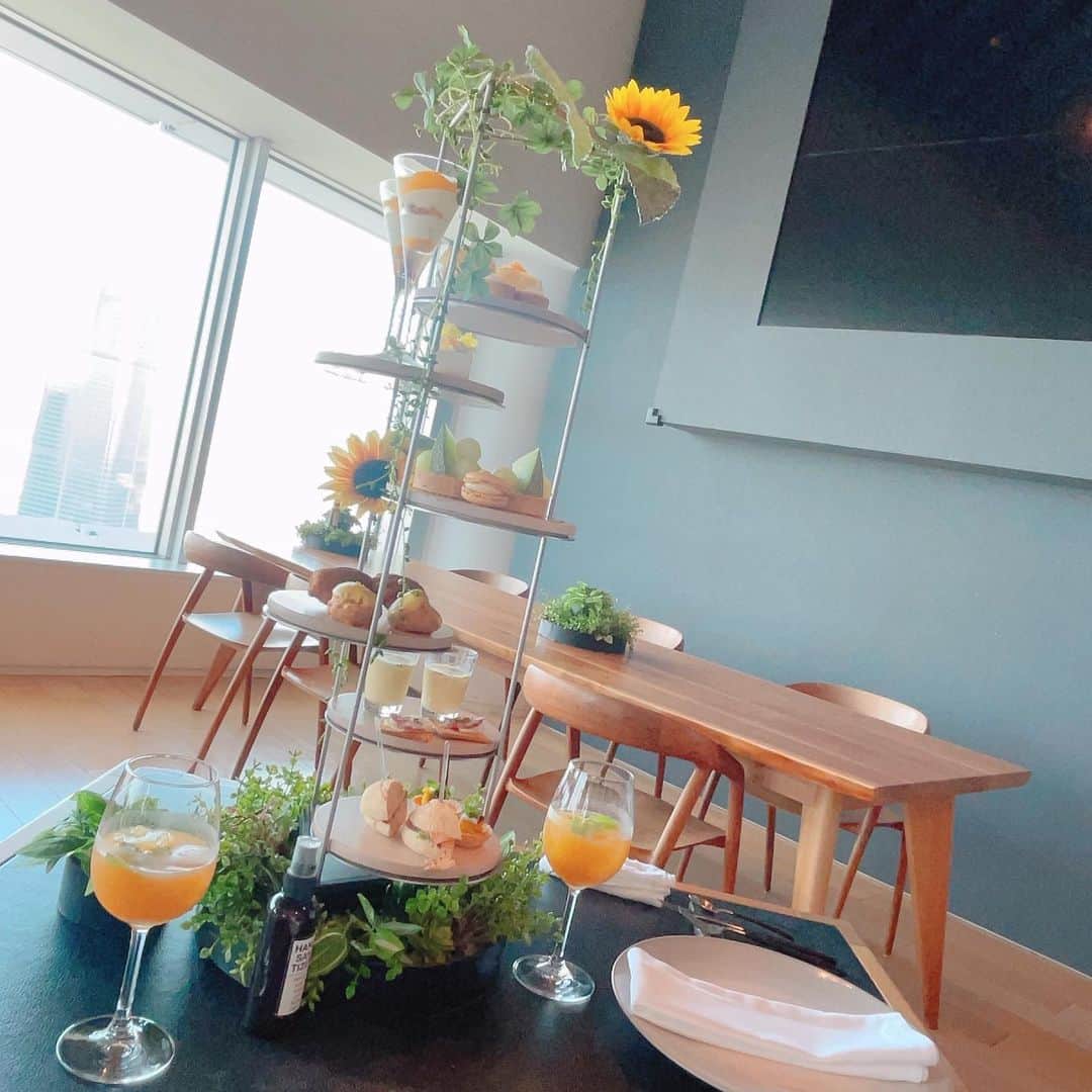 薄井美樹さんのインスタグラム写真 - (薄井美樹Instagram)「． 気になってた ひまわり🌻のアフタヌーンに 行ってきたよ💕 52階だから景色も良くて 東京タワーも見えた🗼✨ 　 お友達のお誕生日の お祝いに🥂✨ 可愛いし美味しかったぁ💕」8月18日 23時30分 - mikiusui_211