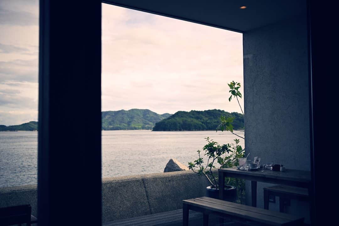 佐藤東弥のインスタグラム：「伯方島のカフェにて 県境を越えました」